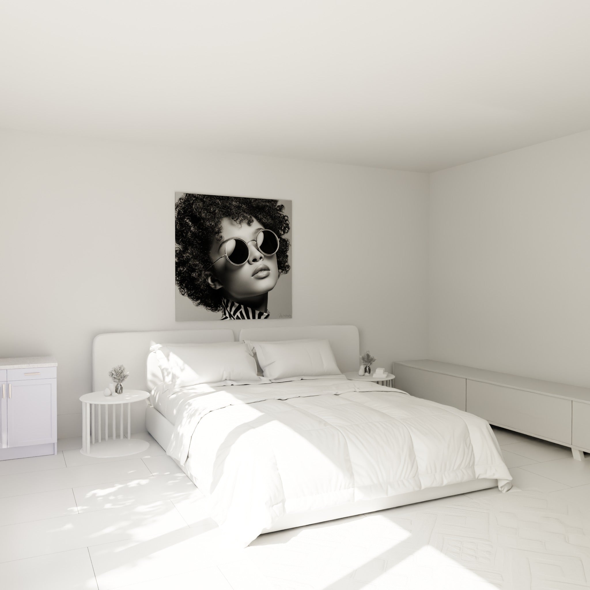 Visage bouclé noir et blanc, lunettes rondes, regard levé, au-dessus d'un lit dans une chambre claire