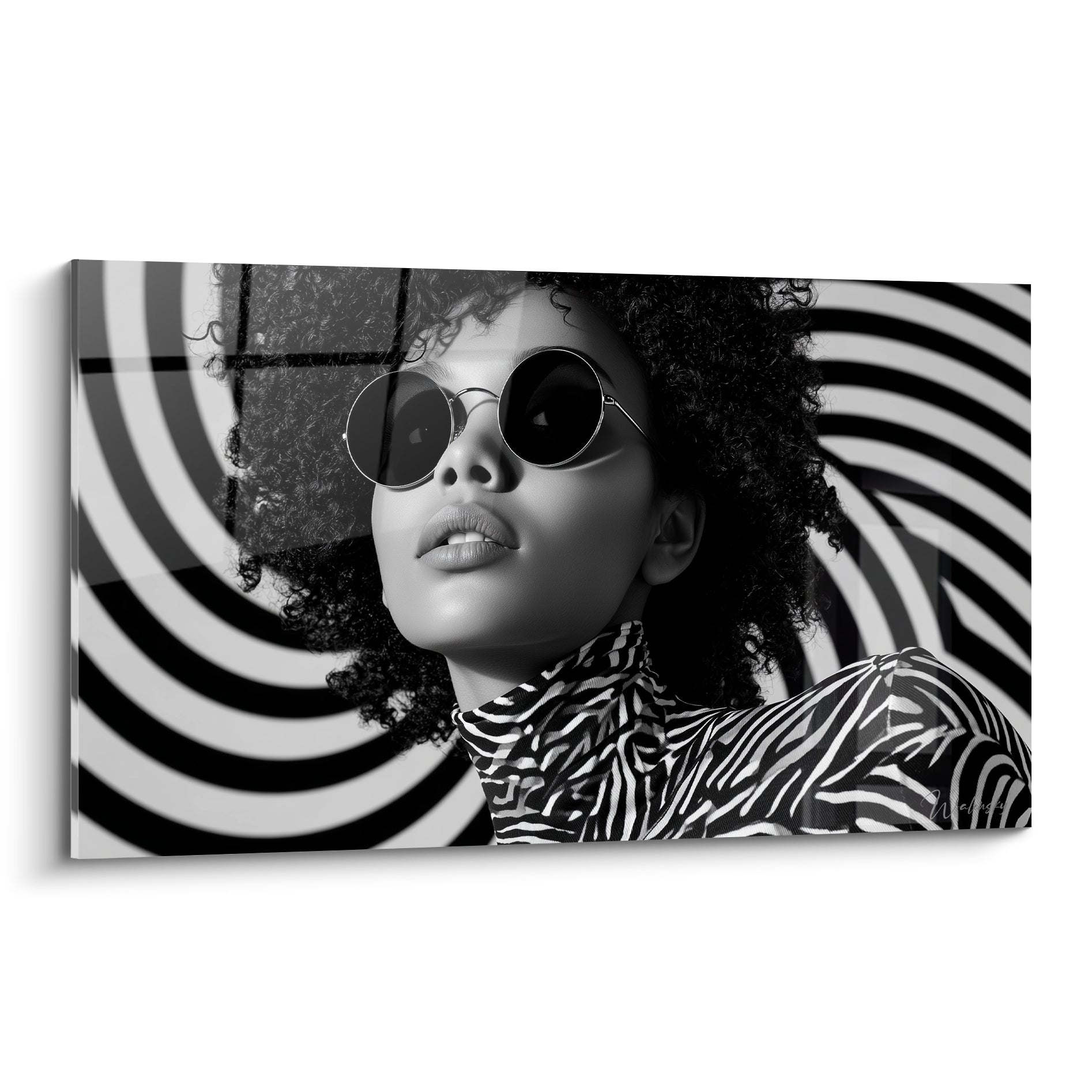 Visage noir et blanc aux lunettes rondes, chevelure afro et spirale anthracite en arrière-plan
