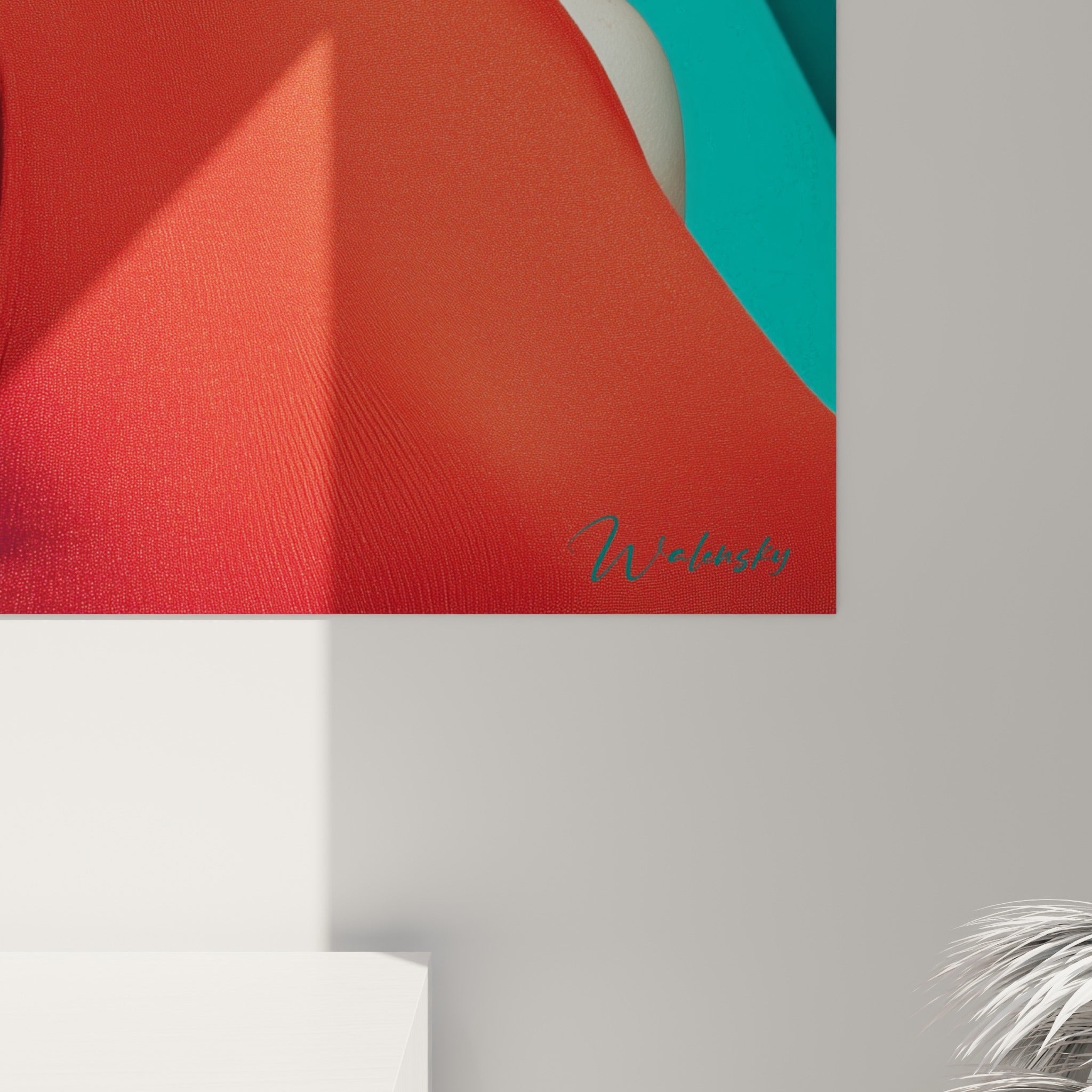 Grain satiné du tissu rouge et reflets sur les verres turquoise visibles en gros plan sur la toile