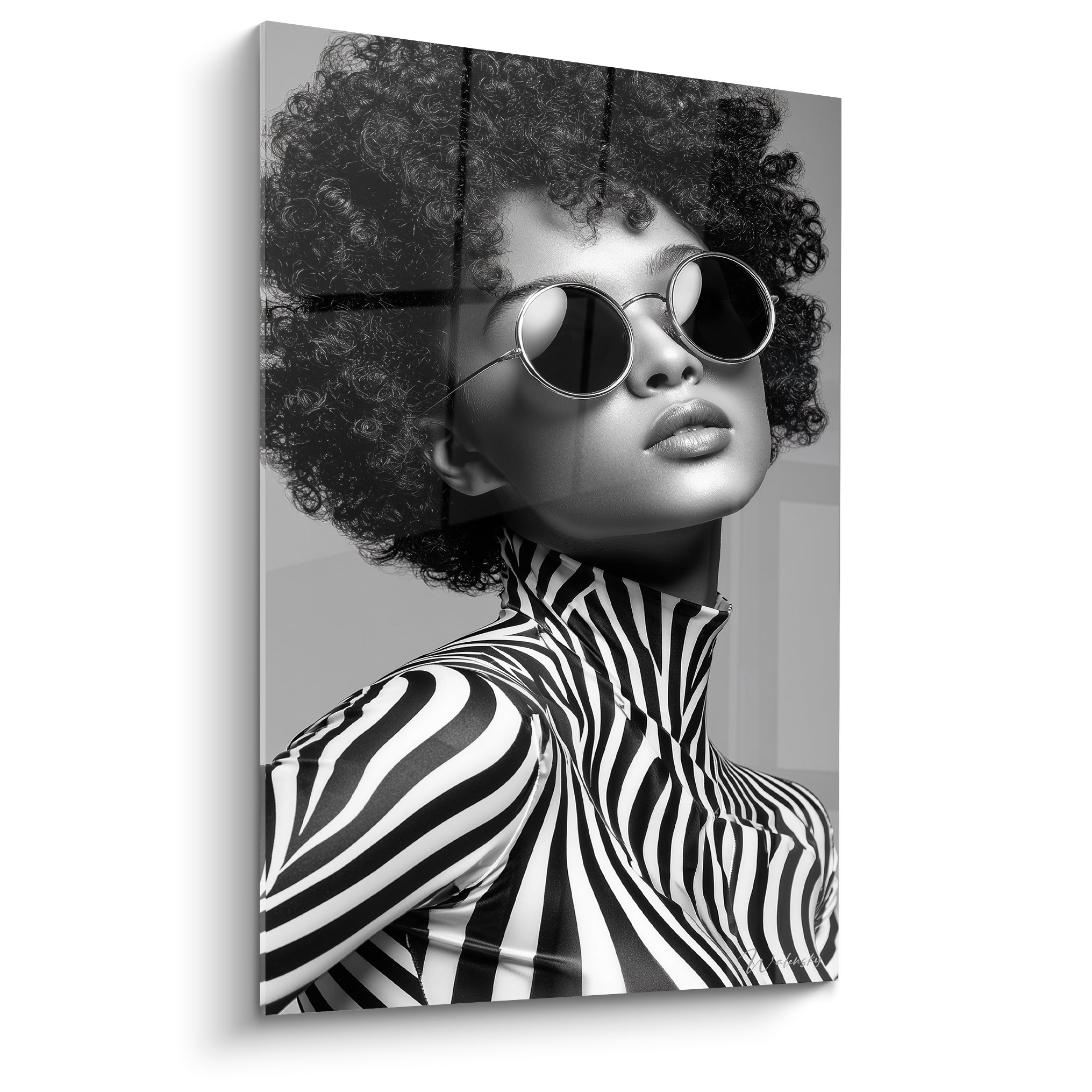 Visage noir et blanc à l'afro sculptée, lunettes rondes et col rayé graphique en gros plan