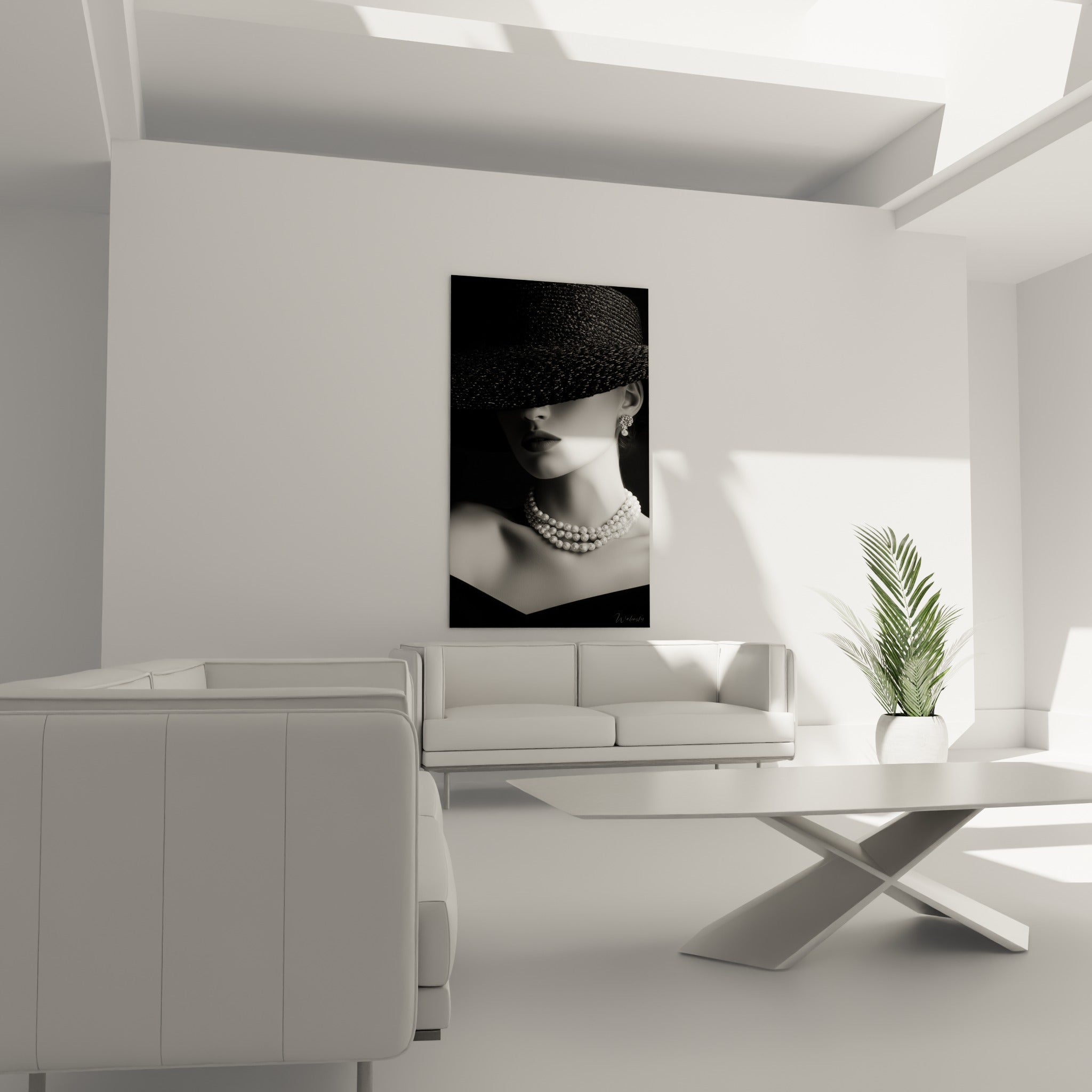 Visage noir et blanc au collier nacré et boucle diamant, au-dessus d'un canapé dans un salon lumineux