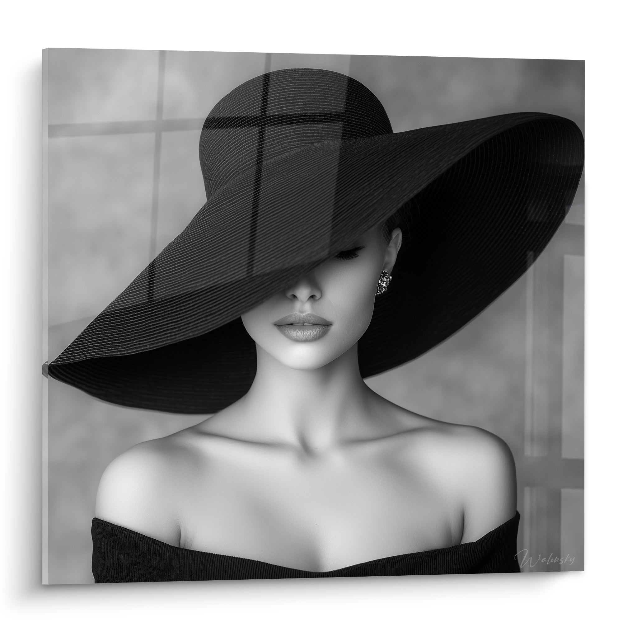 Femme au large chapeau noir dissimulant son regard, peau ivoire et bijoux dorés discrets