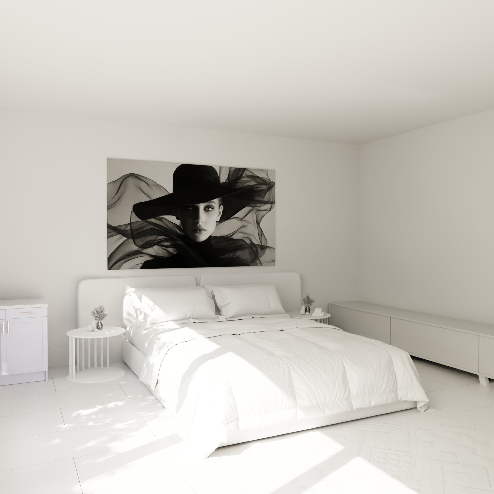 Portrait voilé noir et blanc, capeline large et tissu vaporeux, au-dessus d'un lit dans une chambre claire