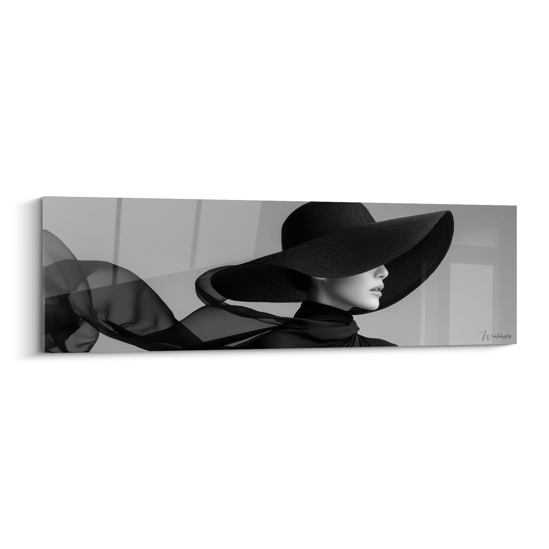 Femme de profil au large chapeau noir strié et écharpe grise flottante sur fond anthracite