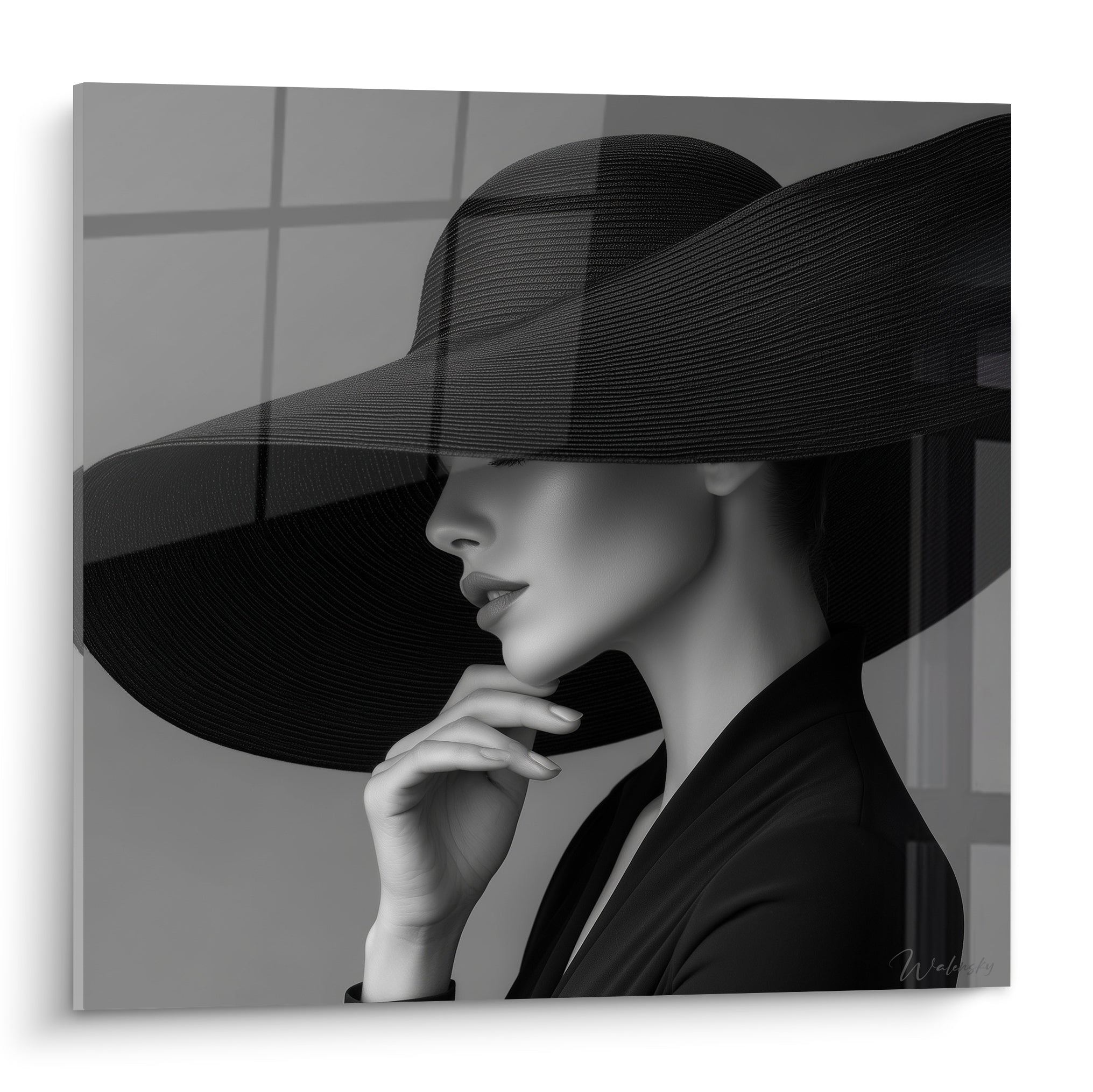 Femme au chapeau noir large, profil discret, contrastes gris perle et noir profond intenses