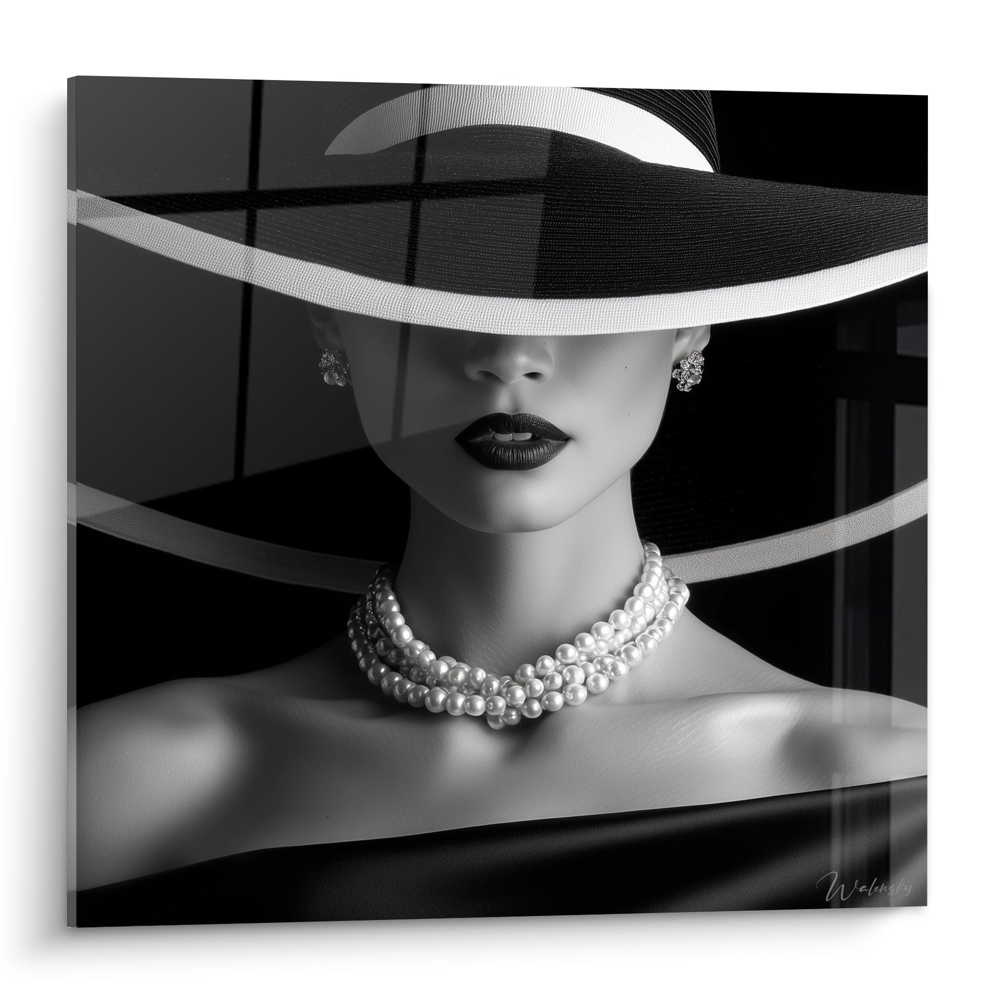 Visage noir et blanc sous chapeau noir, lèvres sombres, collier de perles blanches nacrées éclatant