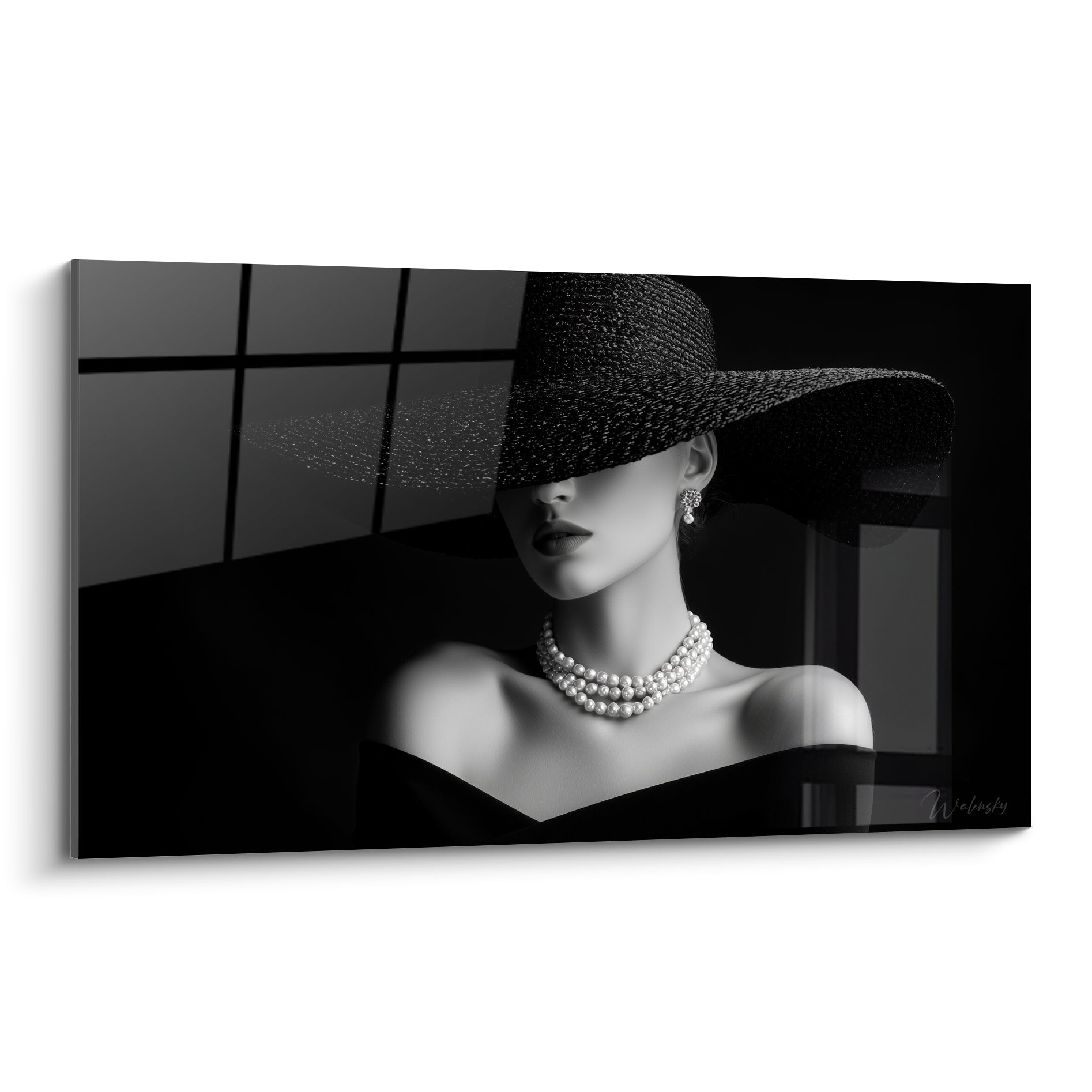 Femme au chapeau noir tressé et collier de perles blanches, portrait graphique en noir et blanc