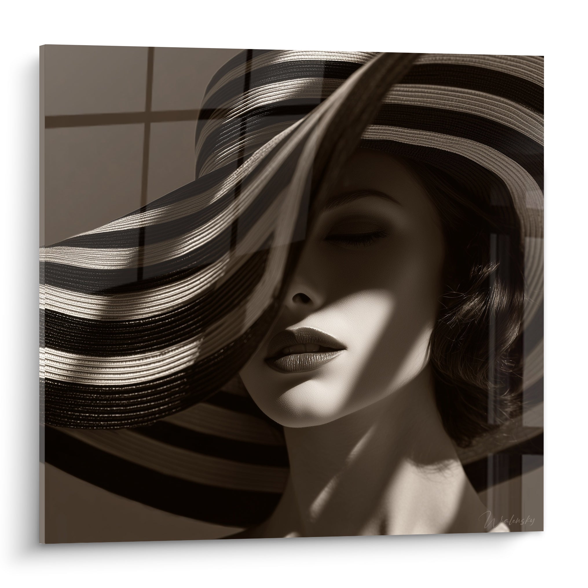 Portrait féminin sépia et anthracite, yeux clos sous un large chapeau rayé noir et blanc