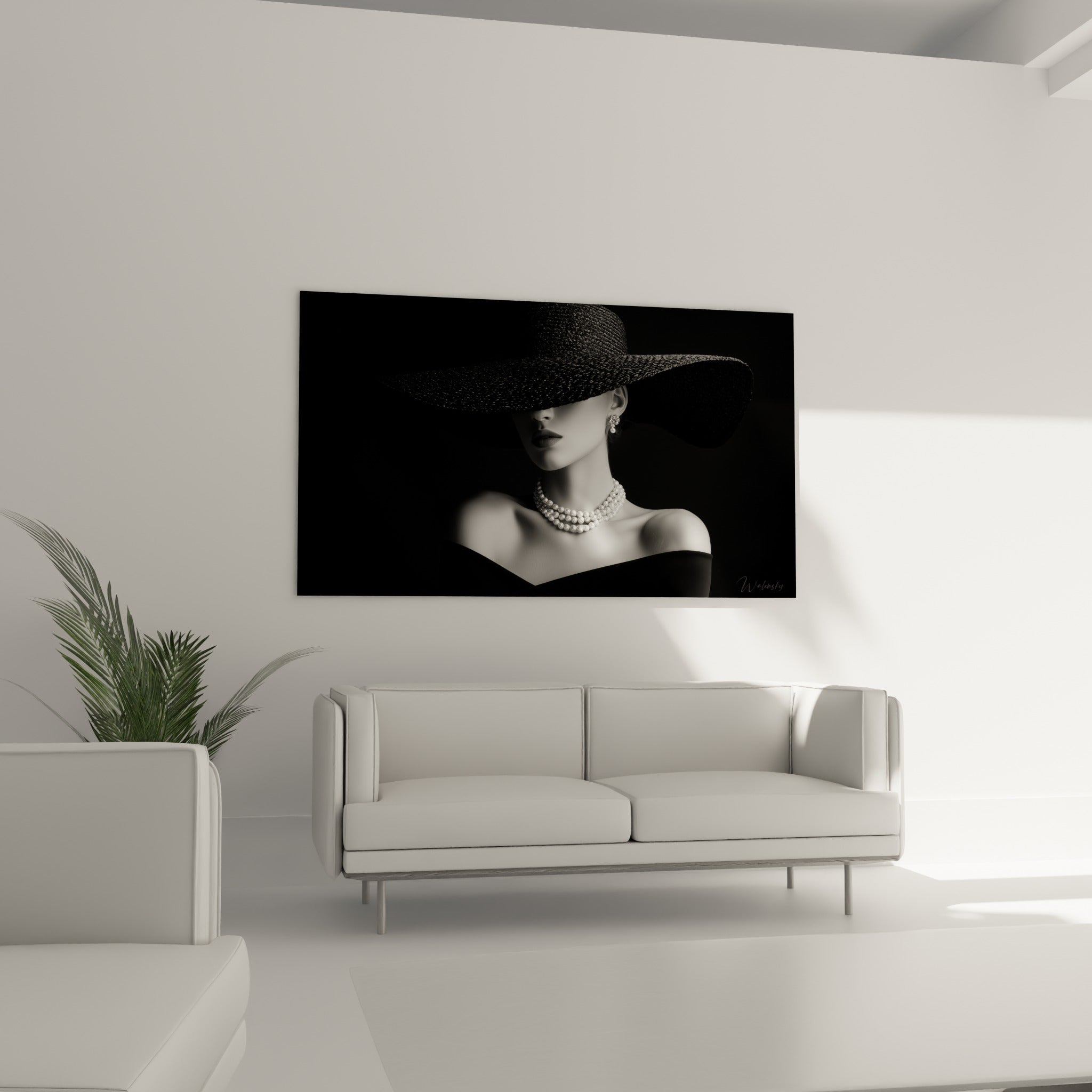 Portrait mystérieux au collier de perles blanches et chapeau noir, au-dessus d'un canapé dans un salon lumineux