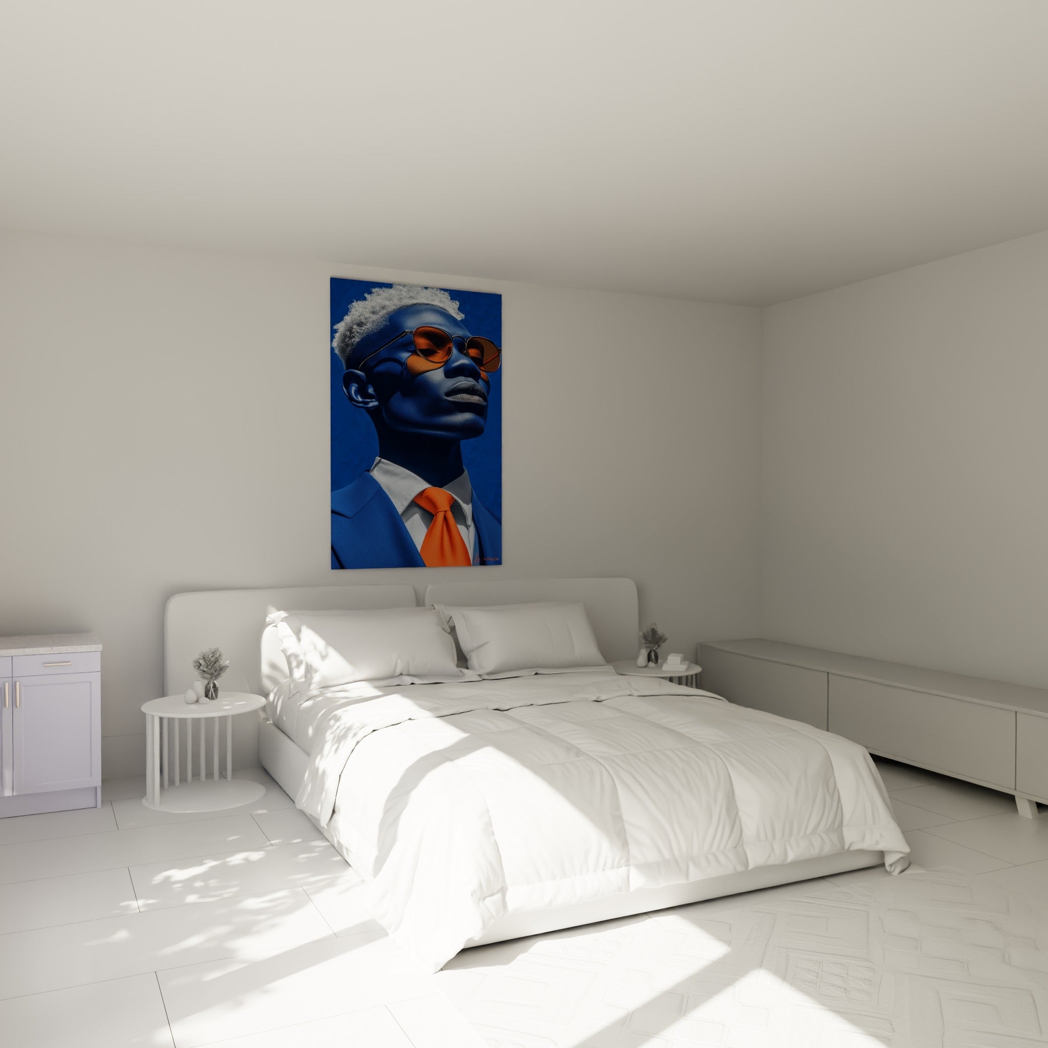 Portrait bleu intense à cravate orange accroché au-dessus d'un lit dans une chambre claire