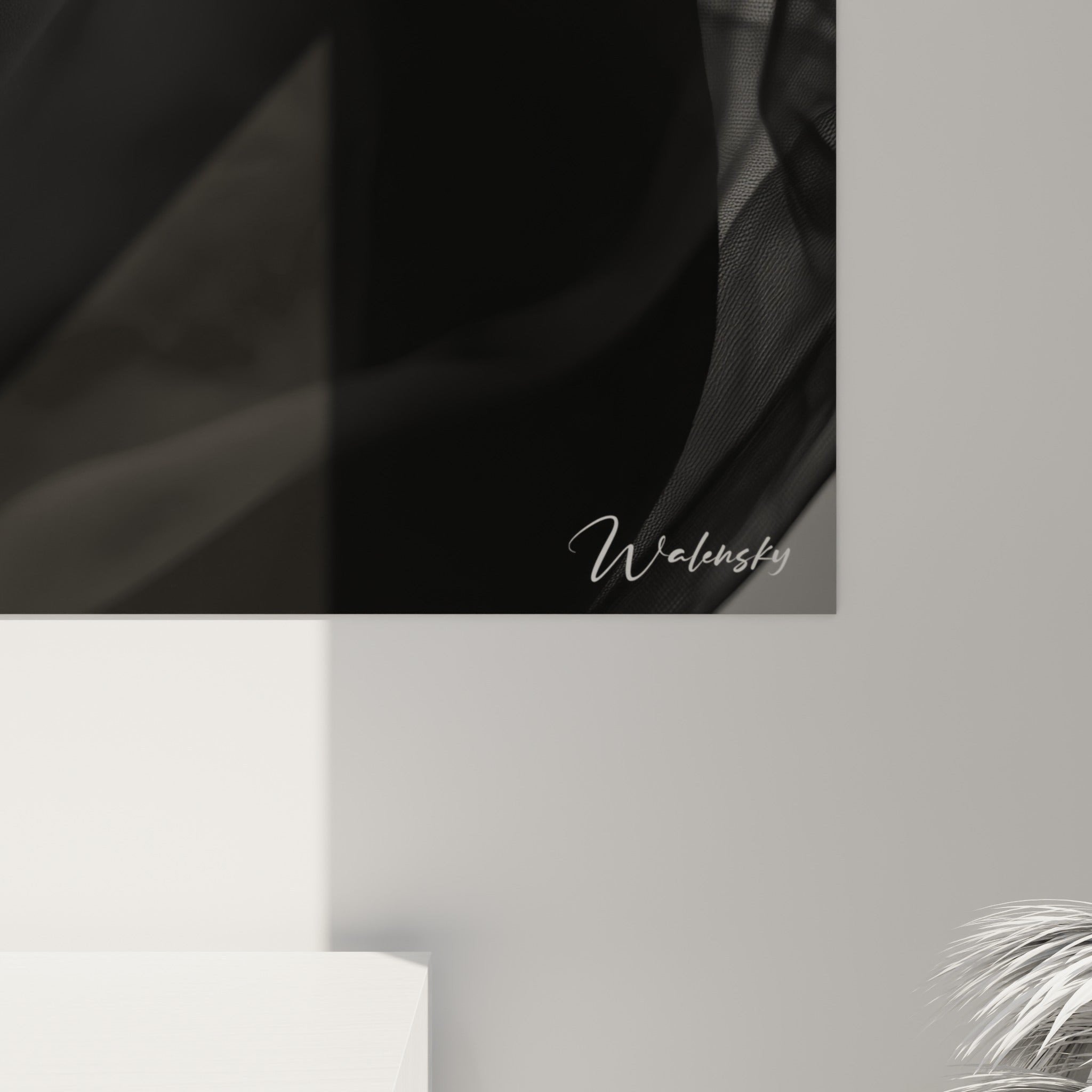 Détail du tulle noir et des nuances grises, matière vaporeuse et superposition graphique sur l'impression