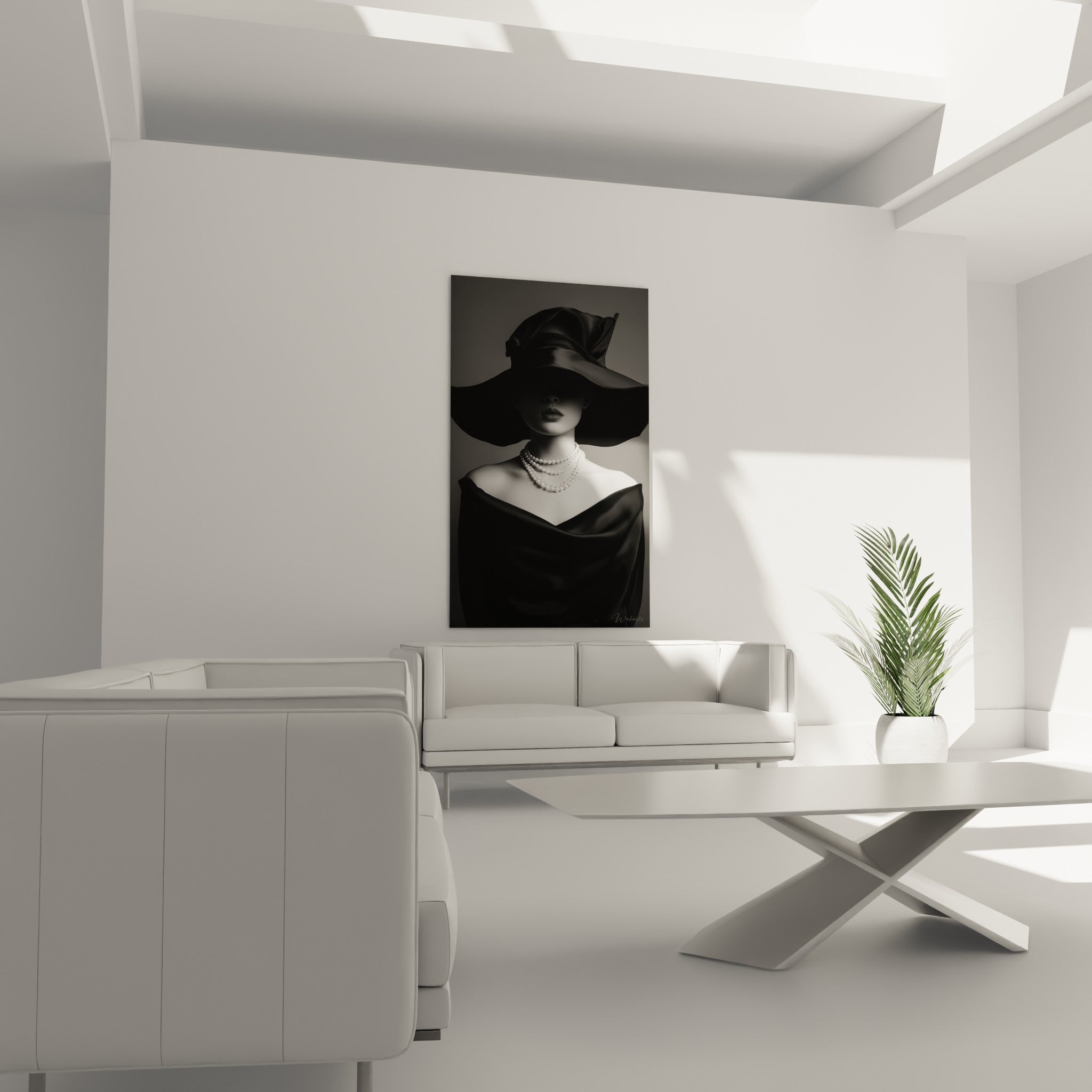 Épaules dénudées drapées de noir sous un chapeau anthracite, tableau visage noir et blanc au-dessus d'un canapé dans un salon lumineux