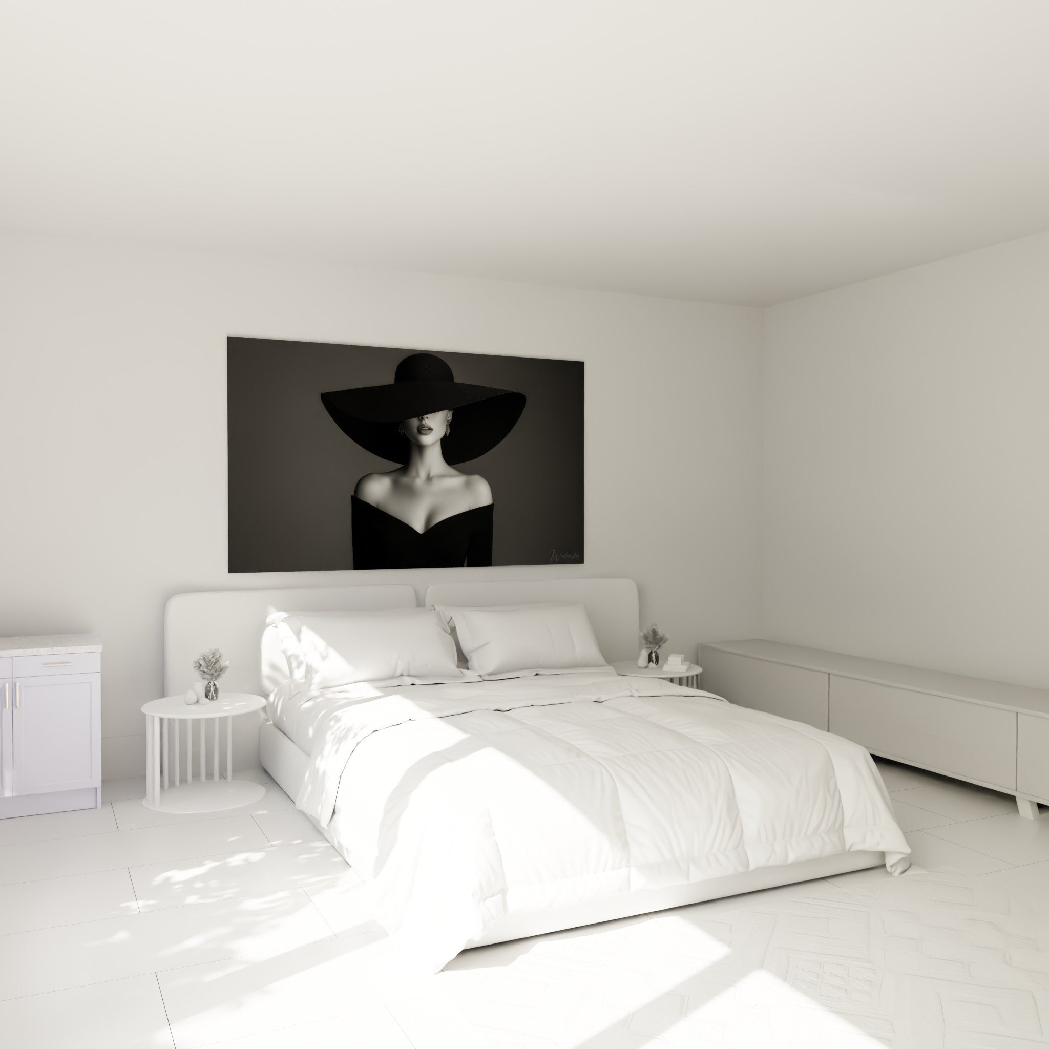Femme au large chapeau noir et gris perle, Visage noir et blanc au-dessus d'un lit dans une chambre claire