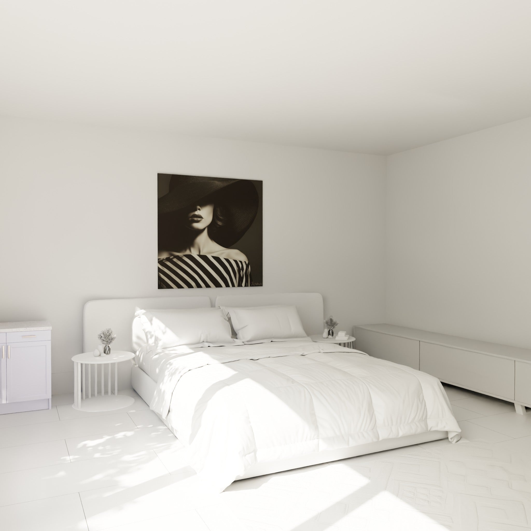 Portrait féminin aux rayures noir et blanc accroché au-dessus d'un lit dans une chambre claire