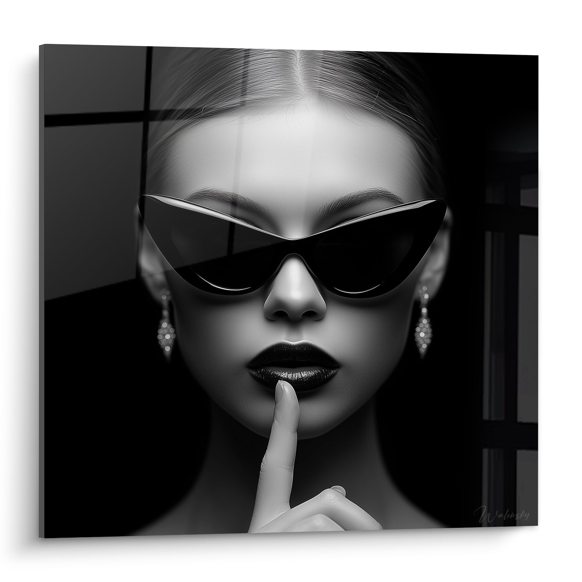 Visage noir et blanc aux lunettes cat-eye et lèvres laquées, doigt posé sur la bouche