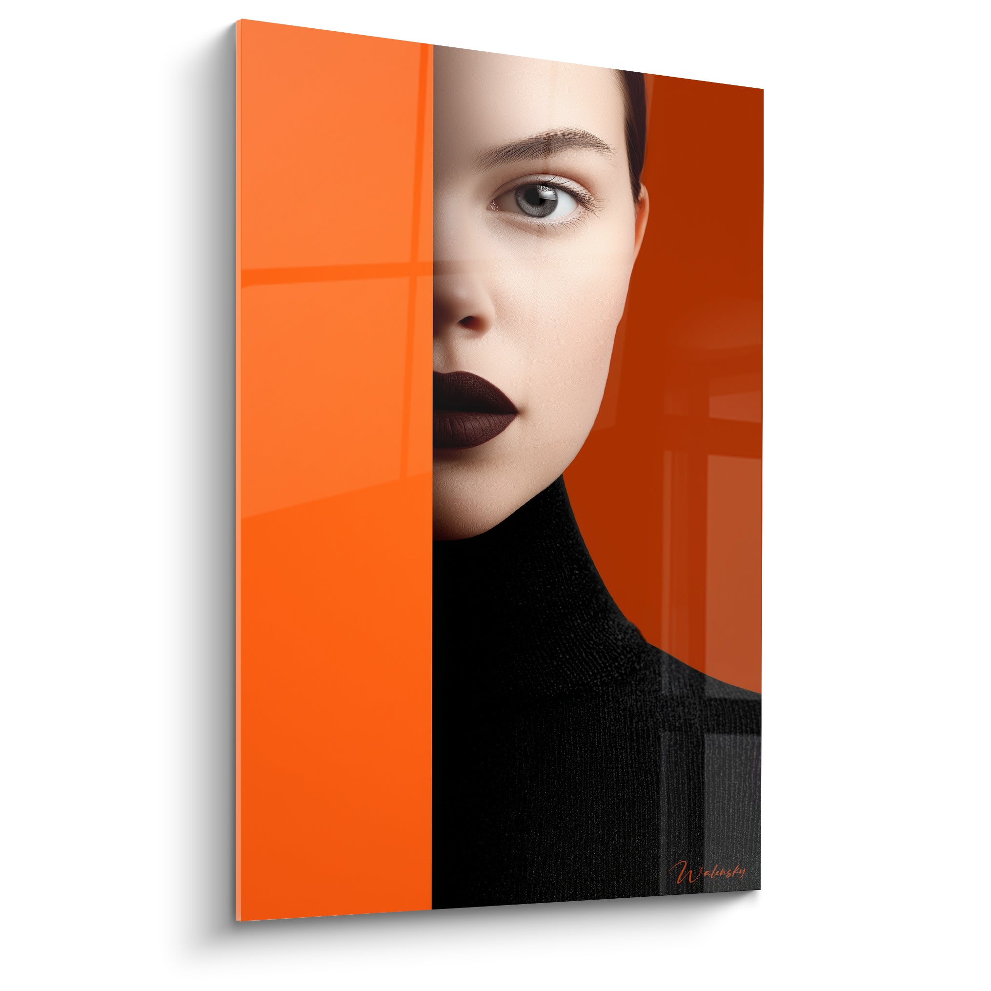 Visage orange et noir en gros plan, œil gris intense, lèvres bordeaux, col roulé sombre