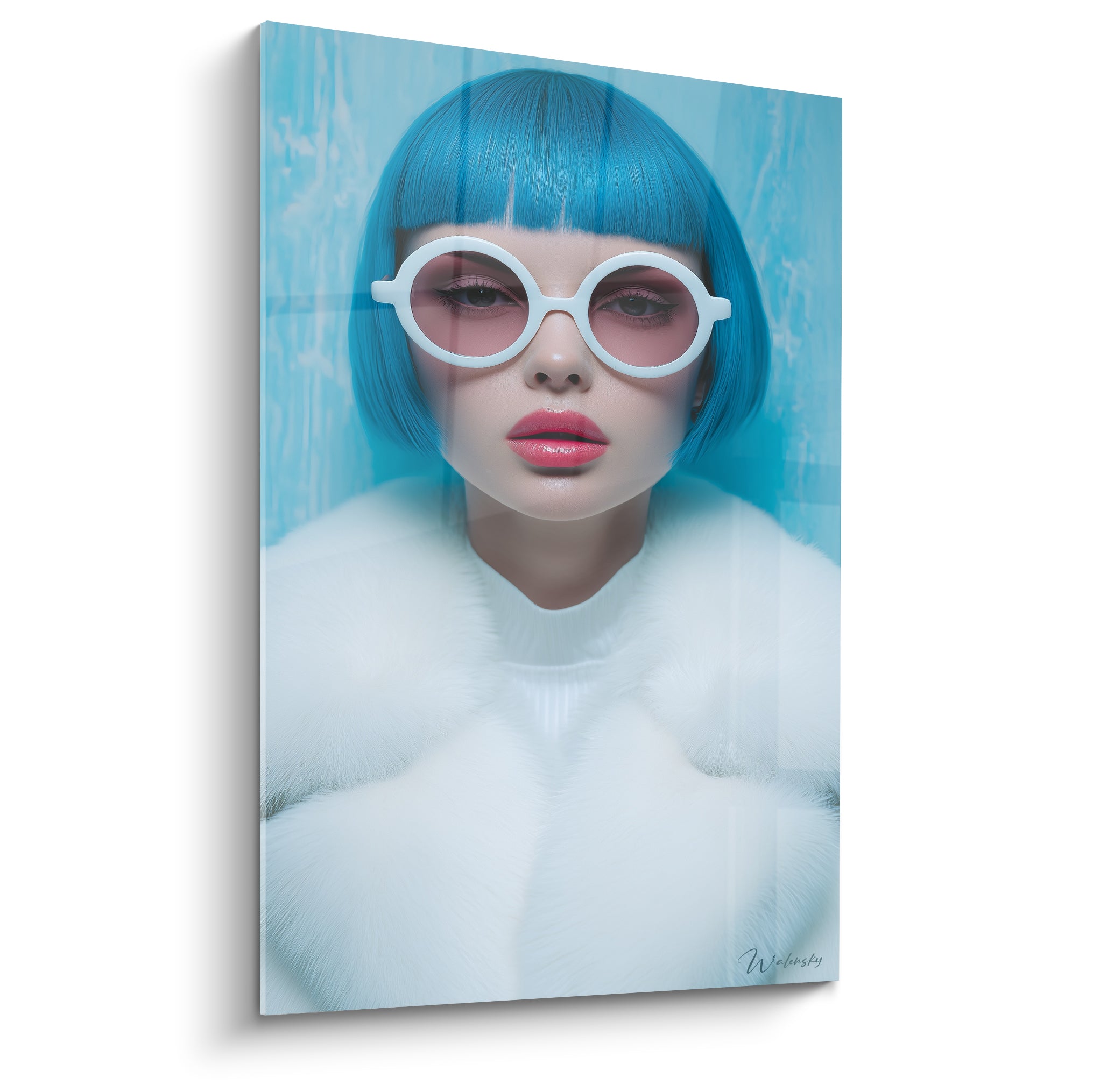 Portrait à perruque bleu ciel, lunettes roses et manteau blanc, fond turquoise texturé