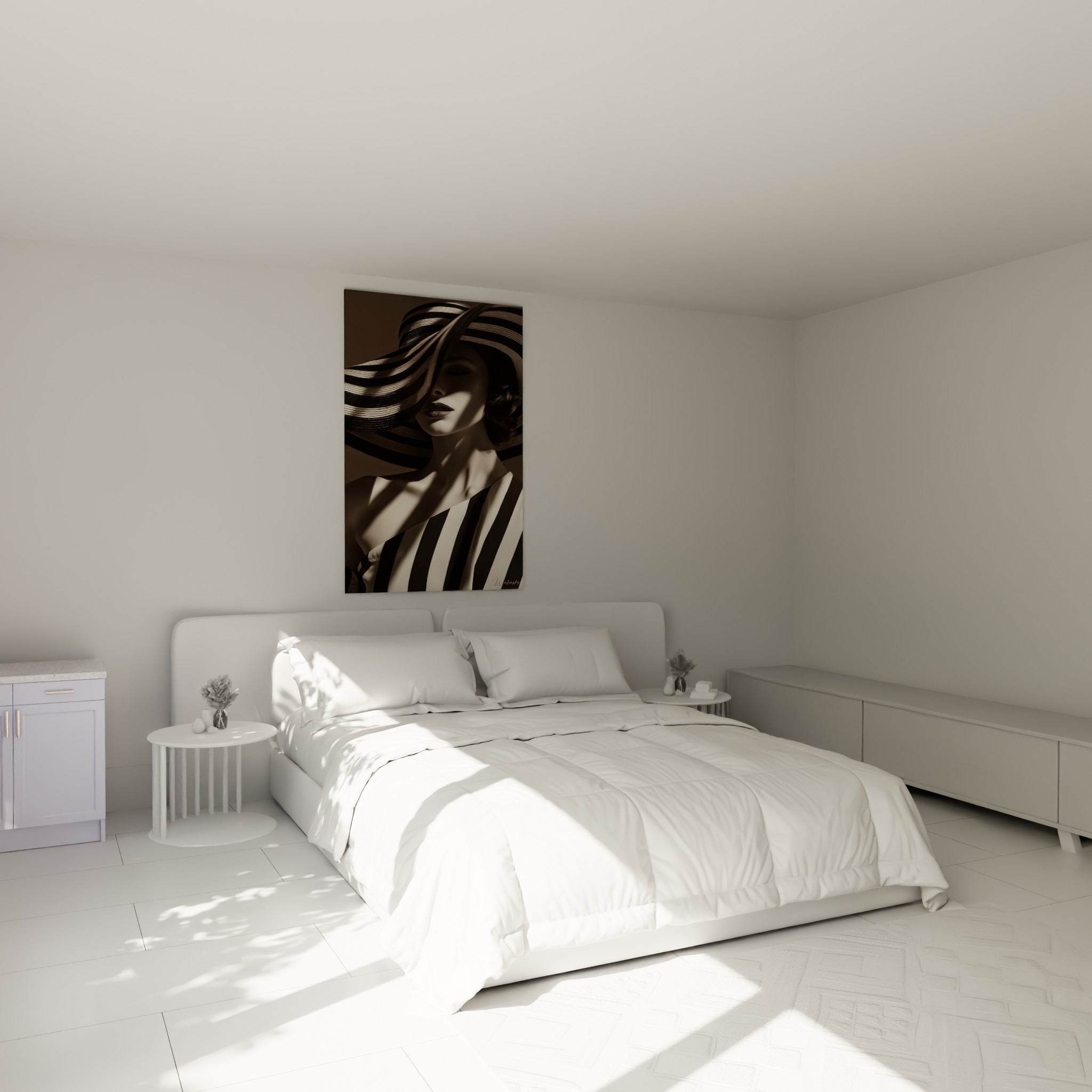 Visage noir et blanc au chapeau strié beige et anthracite, au-dessus d'un lit dans une chambre claire