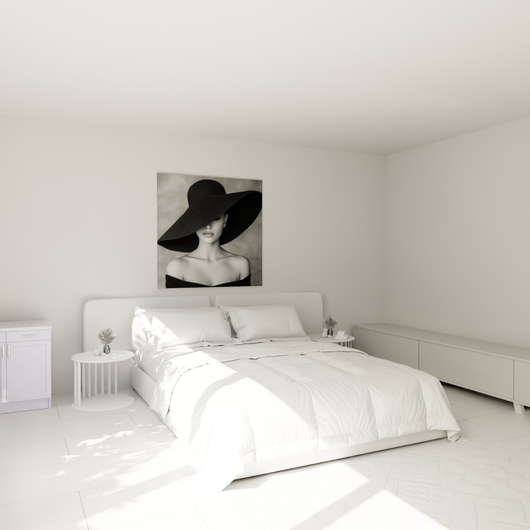 Silhouette au chapeau noir et lèvres nacrées, accrochée au-dessus d'un lit dans une chambre claire