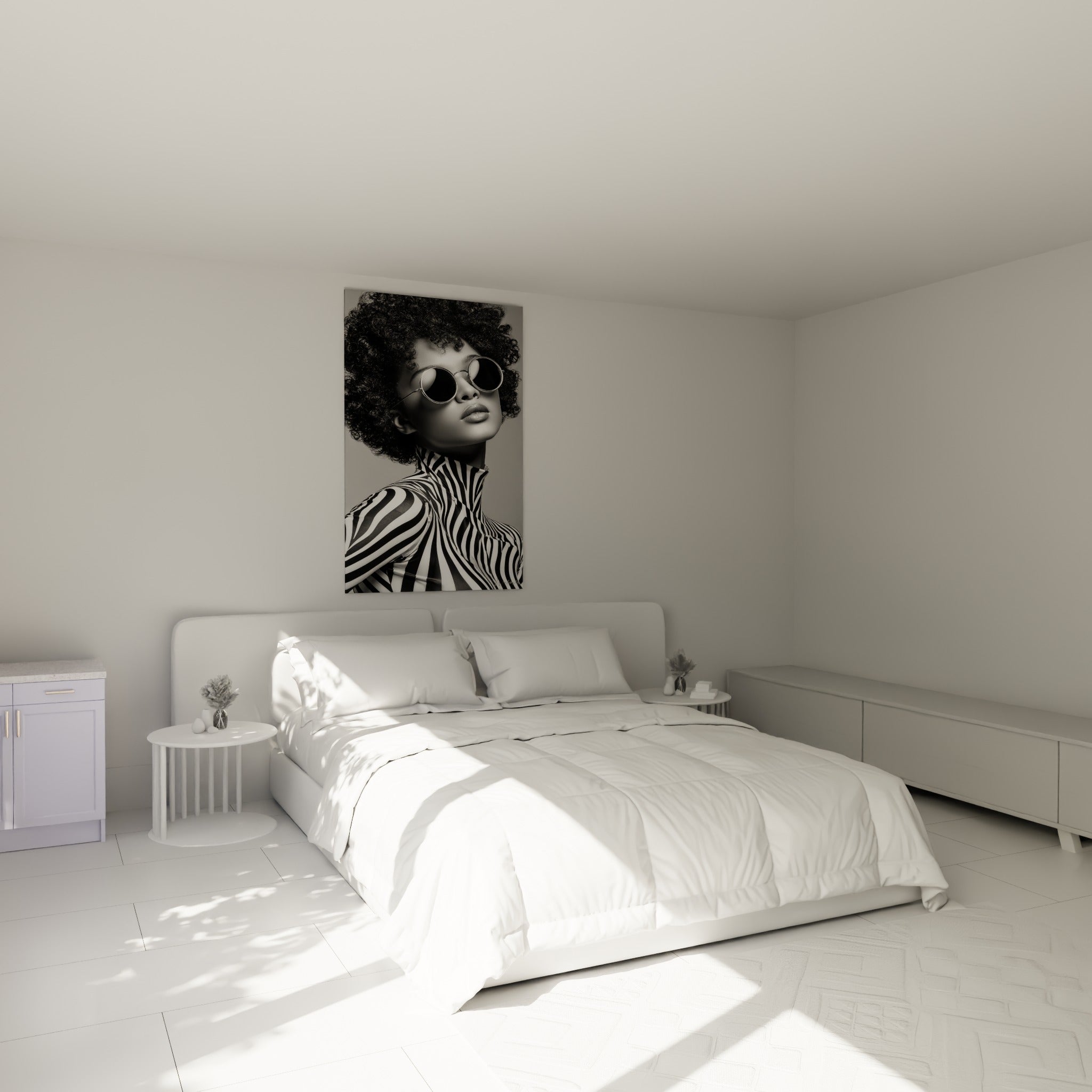 Portrait afro et rayures noir et blanc accroché au-dessus d'un lit dans une chambre claire