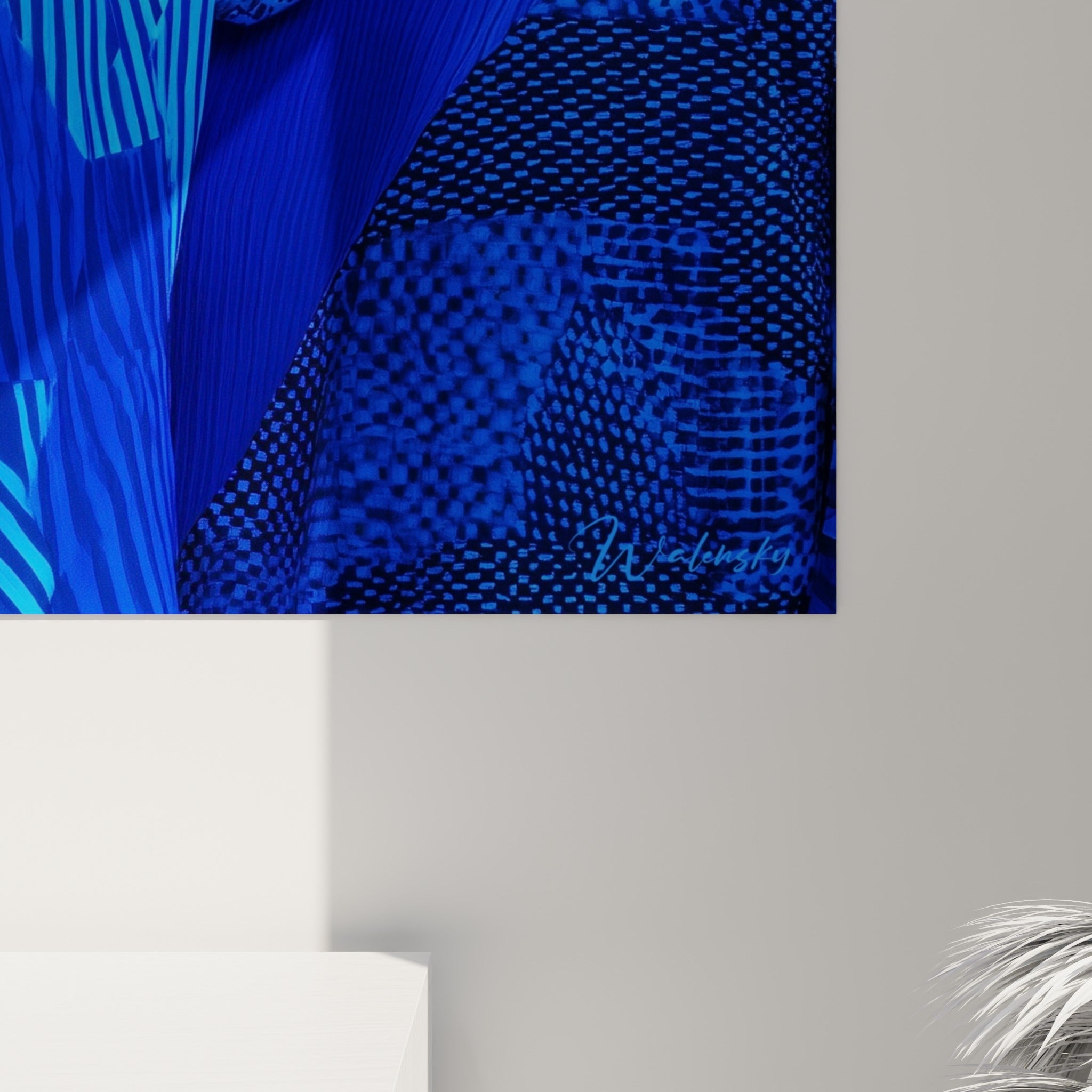 Grain et reflets bleu roi sur ce tableau Visage noir et blanc, textures de motifs et coulures visibles de près