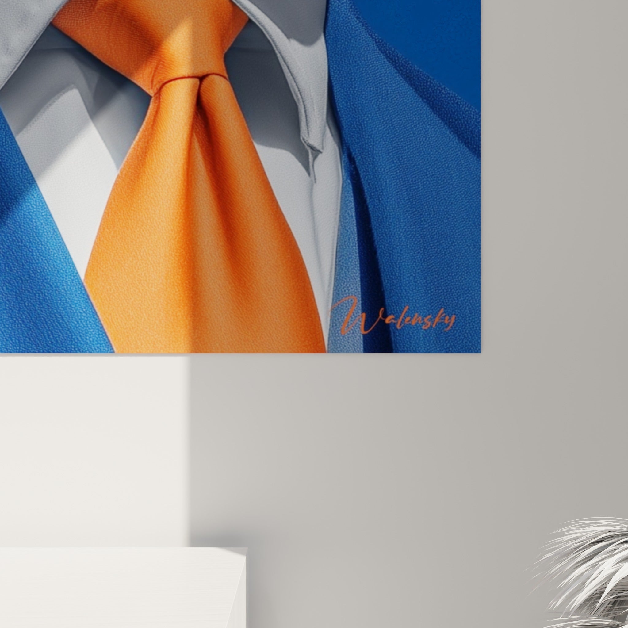 Détail du grain texturé bleu profond et du nœud orange vif, matière et reliefs de l'impression visibles
