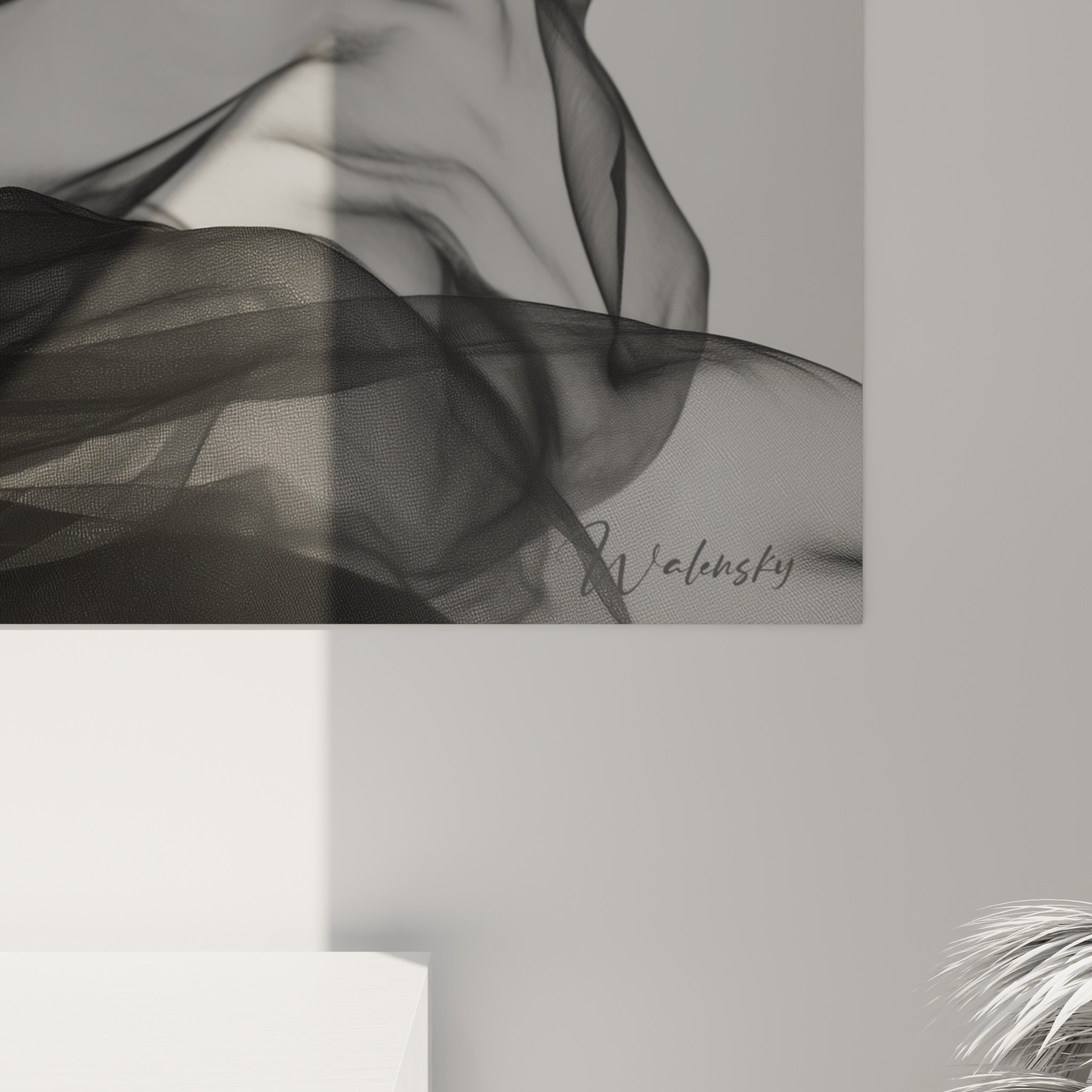 Grain photographique du visage noir et blanc, plis du tulle sombre et éclat lumineux sur la peau claire