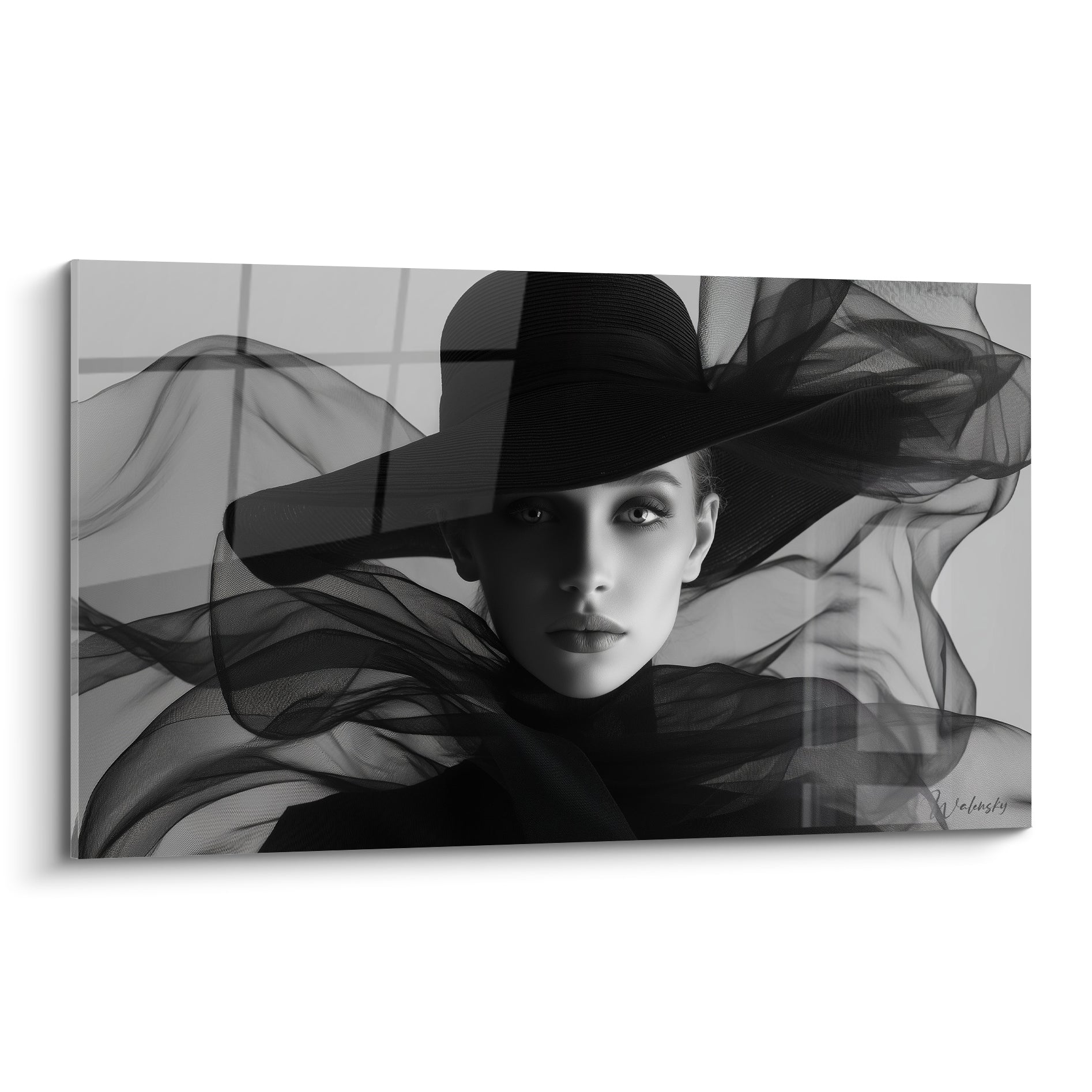 Visage noir et blanc au voile de tulle envolé, capeline sombre et regard perçant contrasté