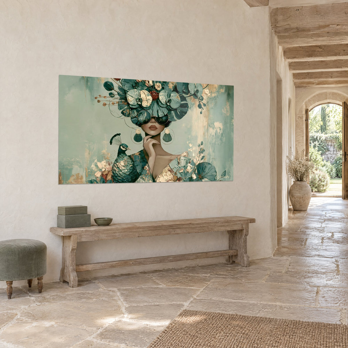 Tableau portrait stylisé, couronne d'orchidées vert-de-gris et lèvres rosées, paon doré à gauche, accroché dans un couloir en pierre