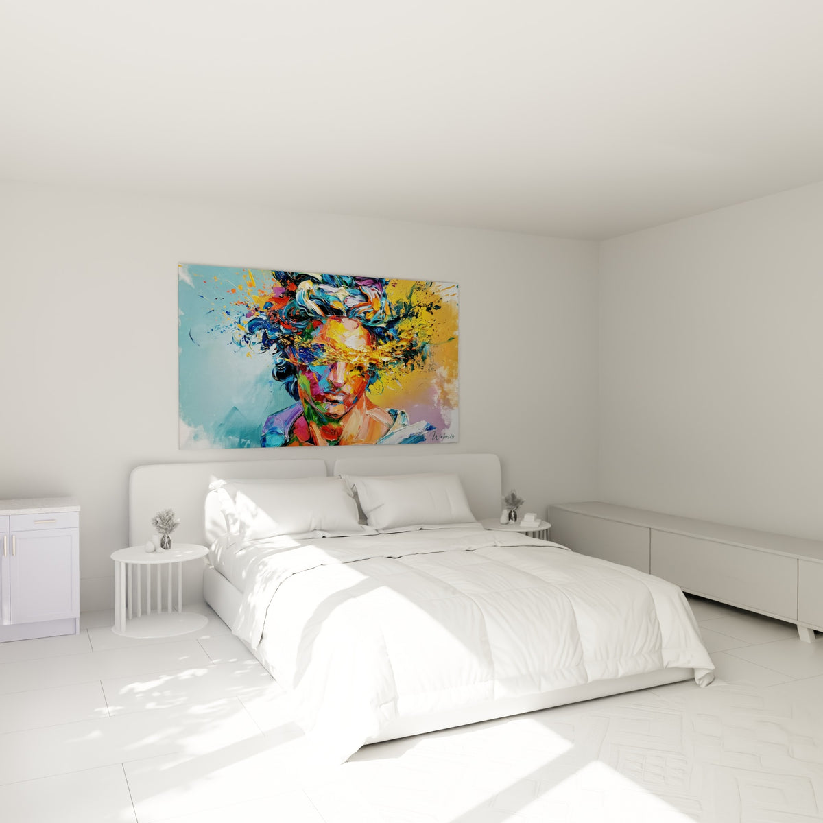Portrait fragmenté aux couleurs orange et bleu marine, accroché au-dessus d'un lit dans une chambre claire