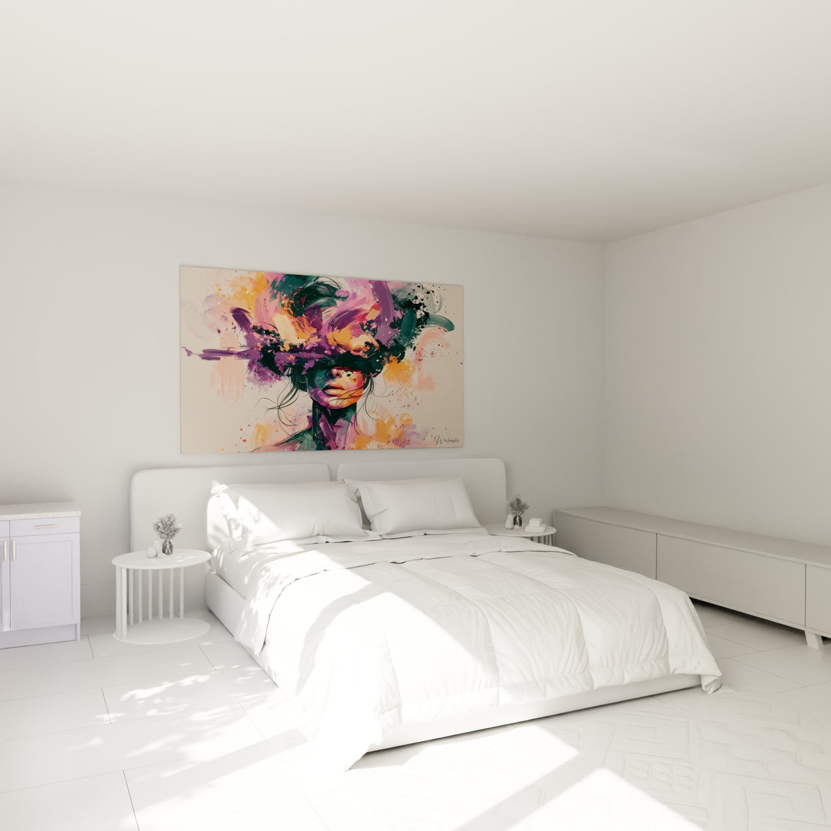Portrait Visage aux teintes violettes et pêche accroché au-dessus d'un lit dans une chambre claire
