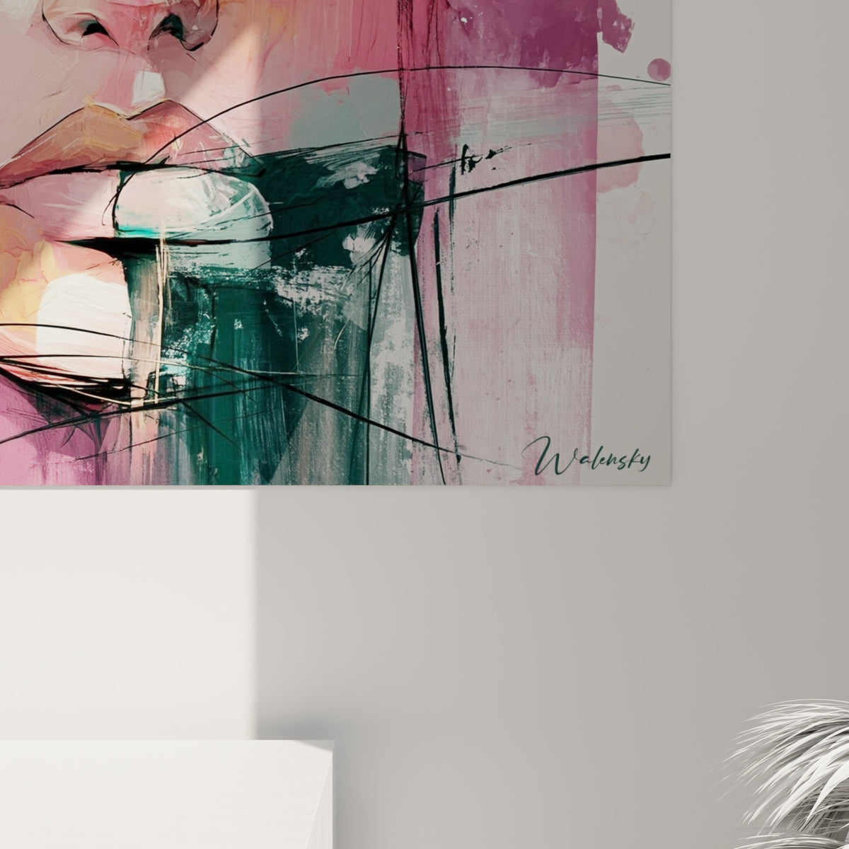 Empâtements dorés et coulures noires se mêlant aux roses et verts sombres de la toile accrochée