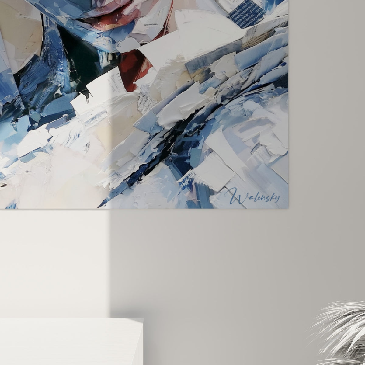Empâtements bleu marine et blanc cassé se chevauchant, matière granuleuse évoquant des pages froissées
