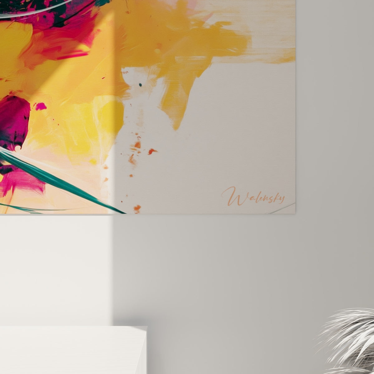Empâtements orange et magenta se mêlant aux coulures anthracite sur la toile texturée du visage