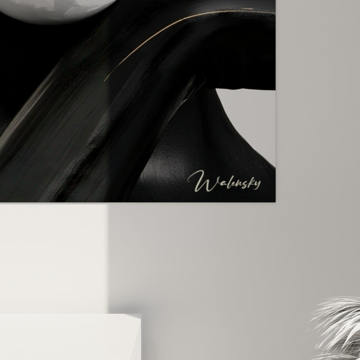 Grain de peinture visible entre or et noir profond, coulures fines et textures sur le visage sculptural