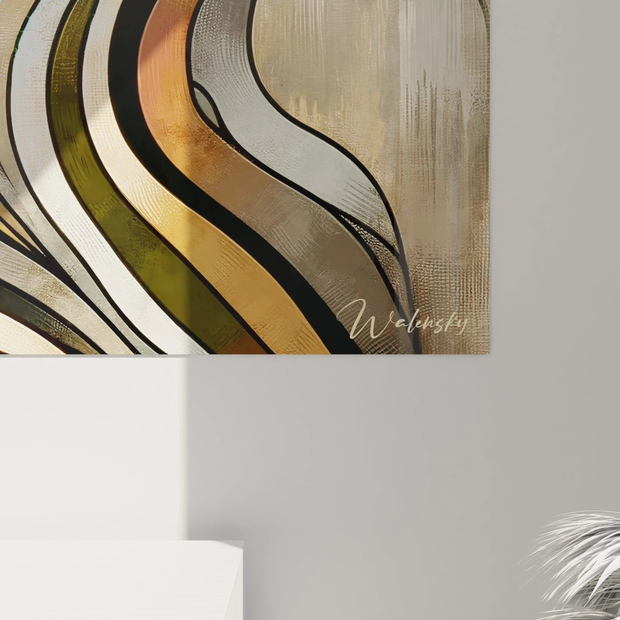 Tableau abstrait aux mouvements fluides. Nuances de noir graphite, or champagne, gris perle et vert sauge. Silhouettes stylisées, courbes entrelacées, textures picturales complexes.