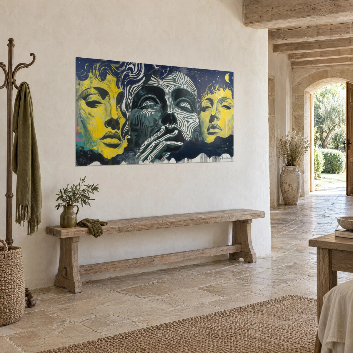 Cuadro máscaras fantasmales de mirada cerrada, mejillas amarillo azufre y vetas marfil sobre azul marino, pared de piedra, vista de tres cuartos