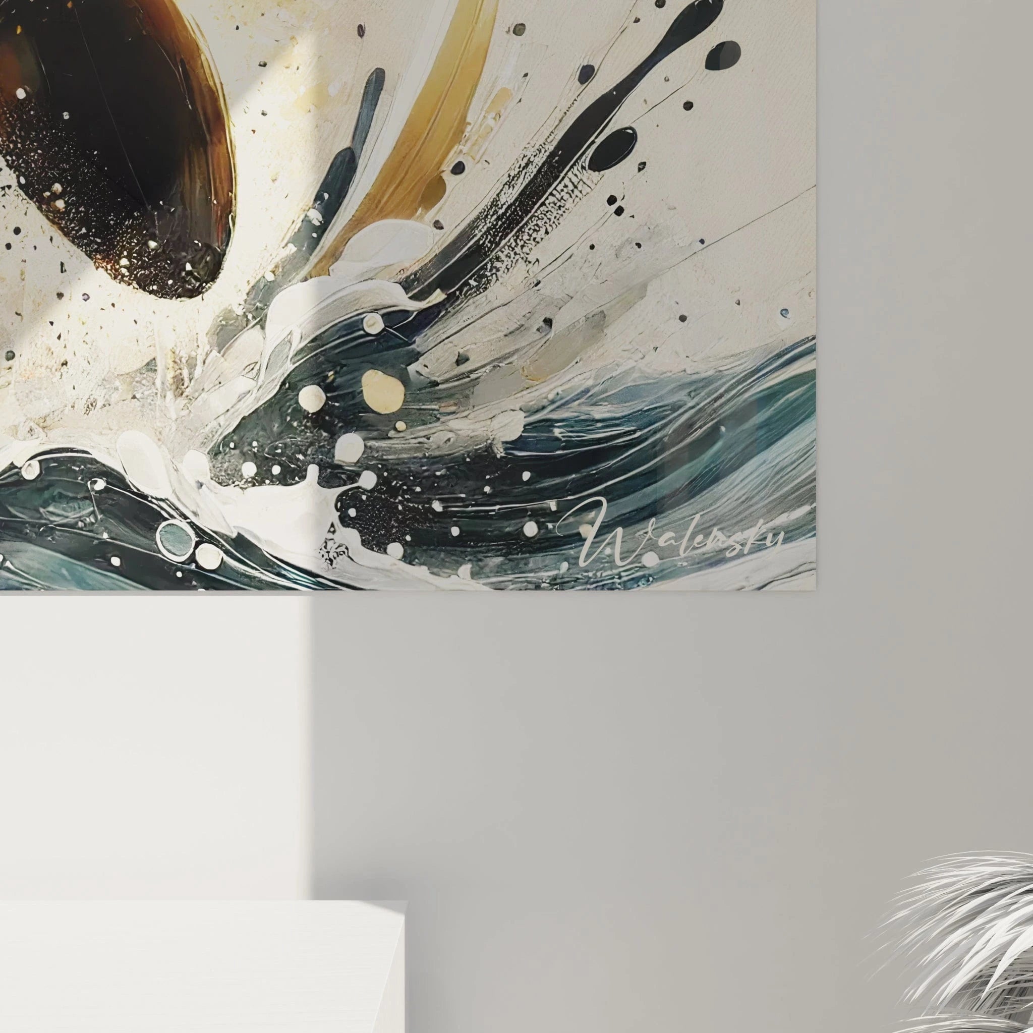 vue rapprochée d’un tableau orque noir et beige montrant les détails texturés des vagues et la silhouette puissante de l’animal