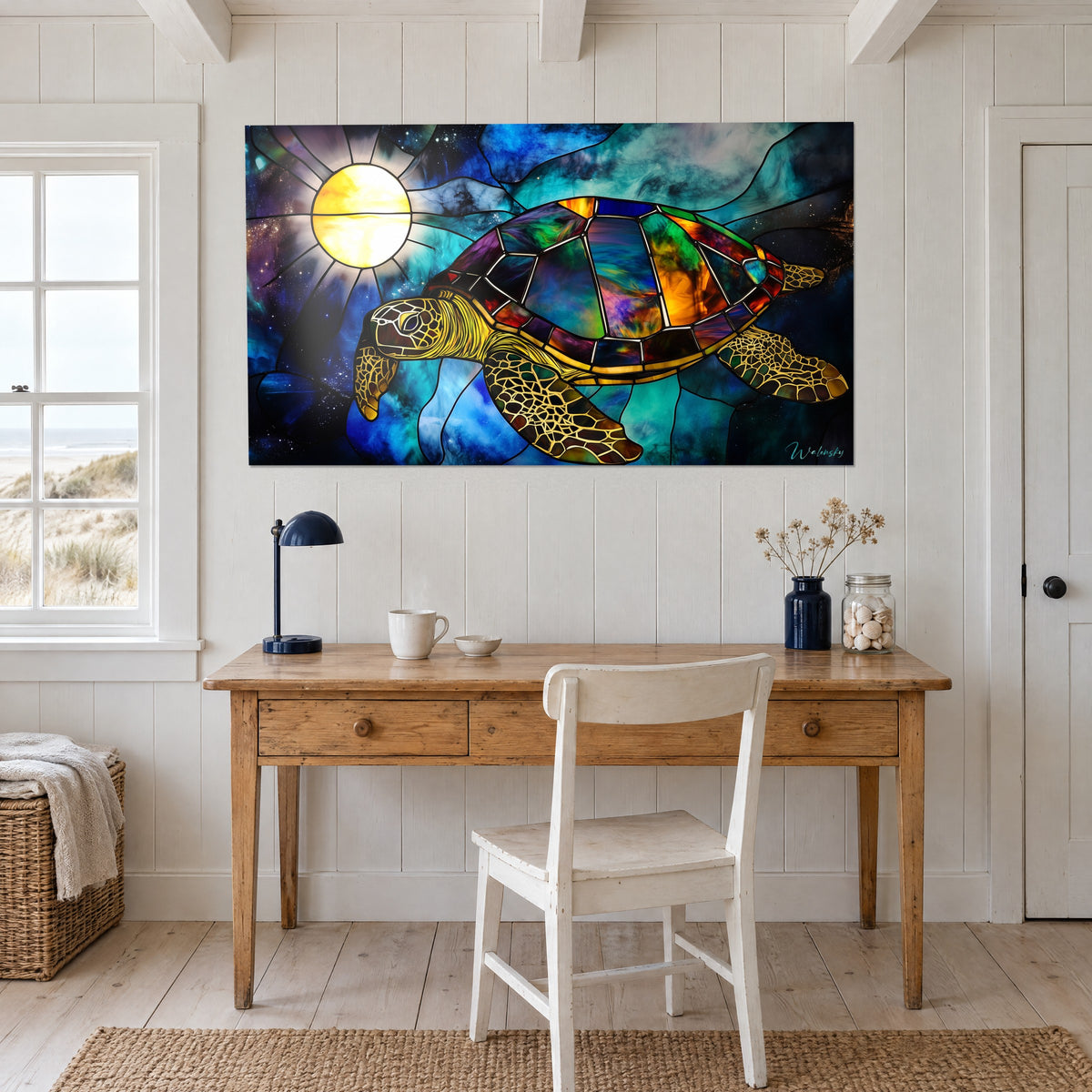 Cuadro tortuga marina en mosaico de vidrieras, placas púrpuras y ámbar, sol amarillo, cielo turquesa, encima de un escritorio de madera clara