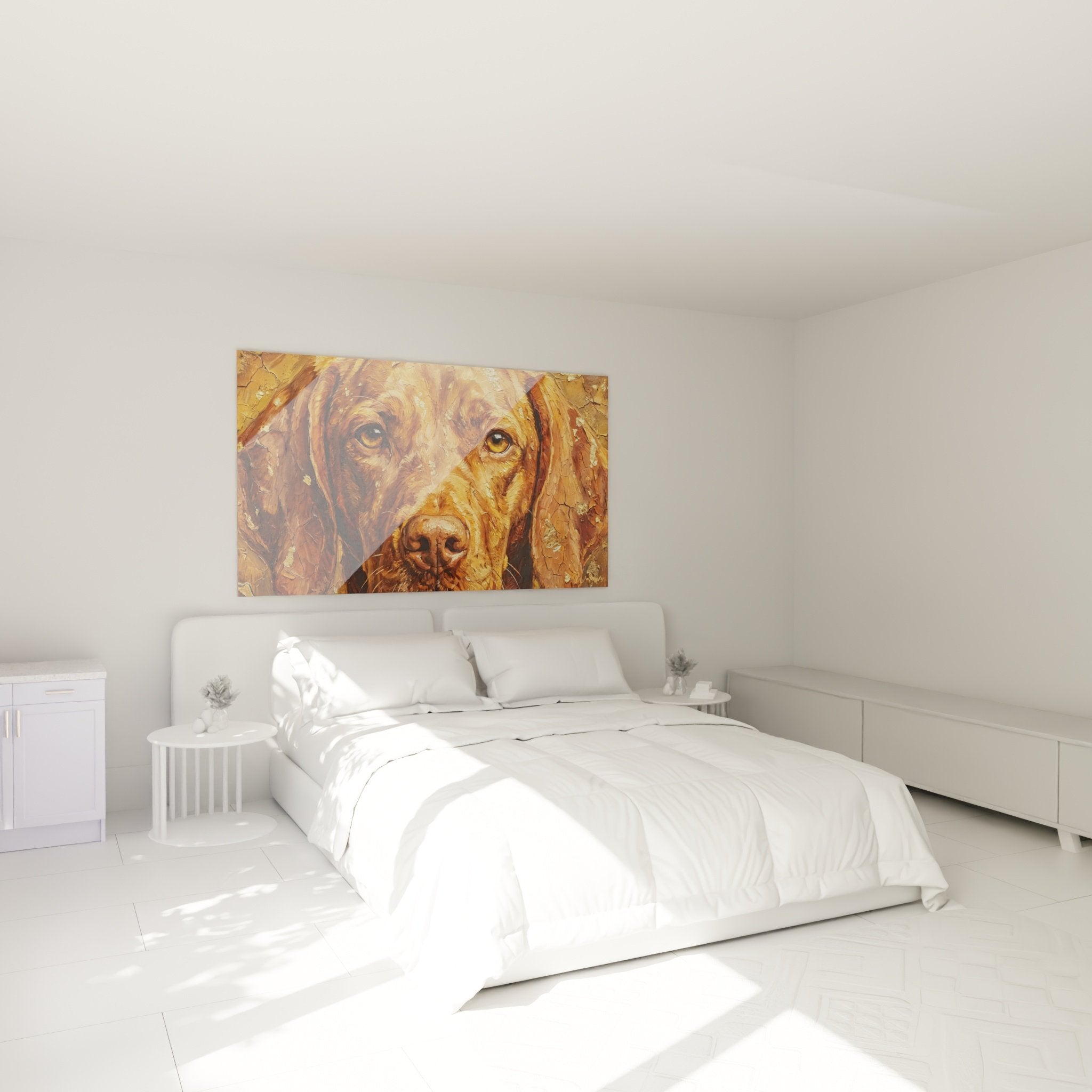 Tableau Vizsla doré accroché au-dessus d'un lit dans chambre aux tons naturels et chaleureux