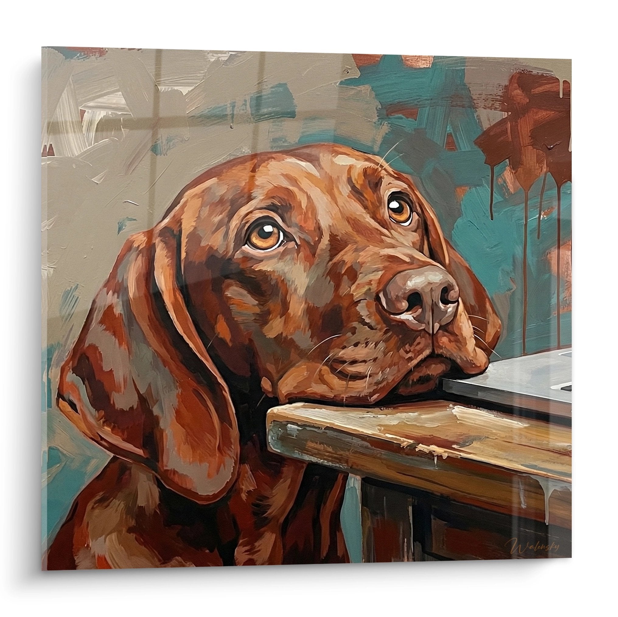 Tableau moderne Vizsla roux aux yeux ambrés posé sur table bois, arrière-plan turquoise expressif