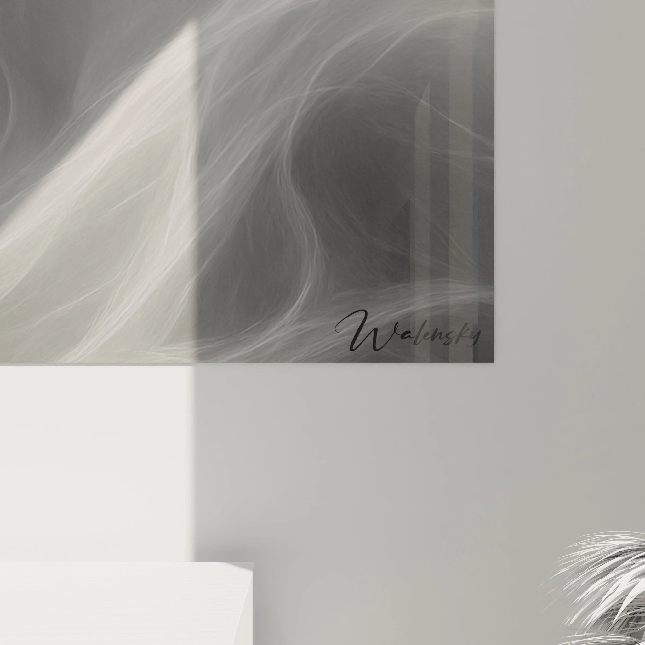 Un tableau visage évanescent montrant un portrait féminin aux traits doux. La technique utilisée crée une illusion de transparence et d'immatérialité, avec des cheveux argentés qui s'étirent comme de la fumée. Nuances de blanc, gris et noir formant une composition épurée.