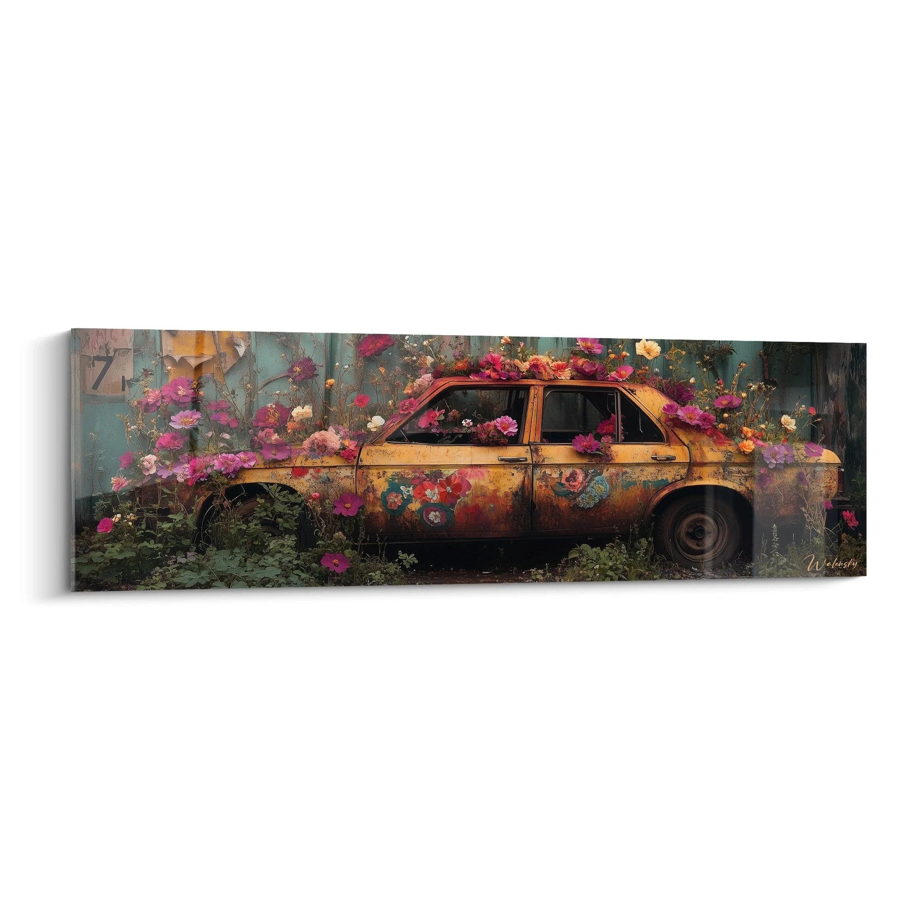 Un tableau street art présentant une voiture jaune abandonnée envahie de fleurs roses et rouges, avec une carrosserie rouillée offrant un contraste entre décrépitude industrielle et vitalité naturelle sur fond bleu-vert texturé.
