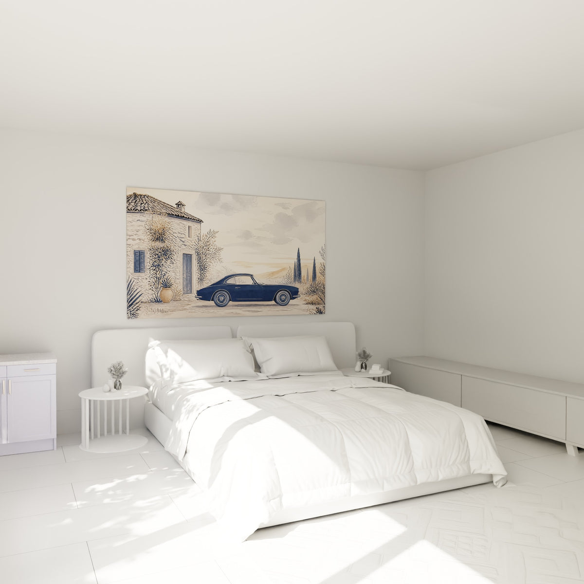 Voiture rétro bleu marine devant une bâtisse ocre, au-dessus d'un lit dans une chambre claire