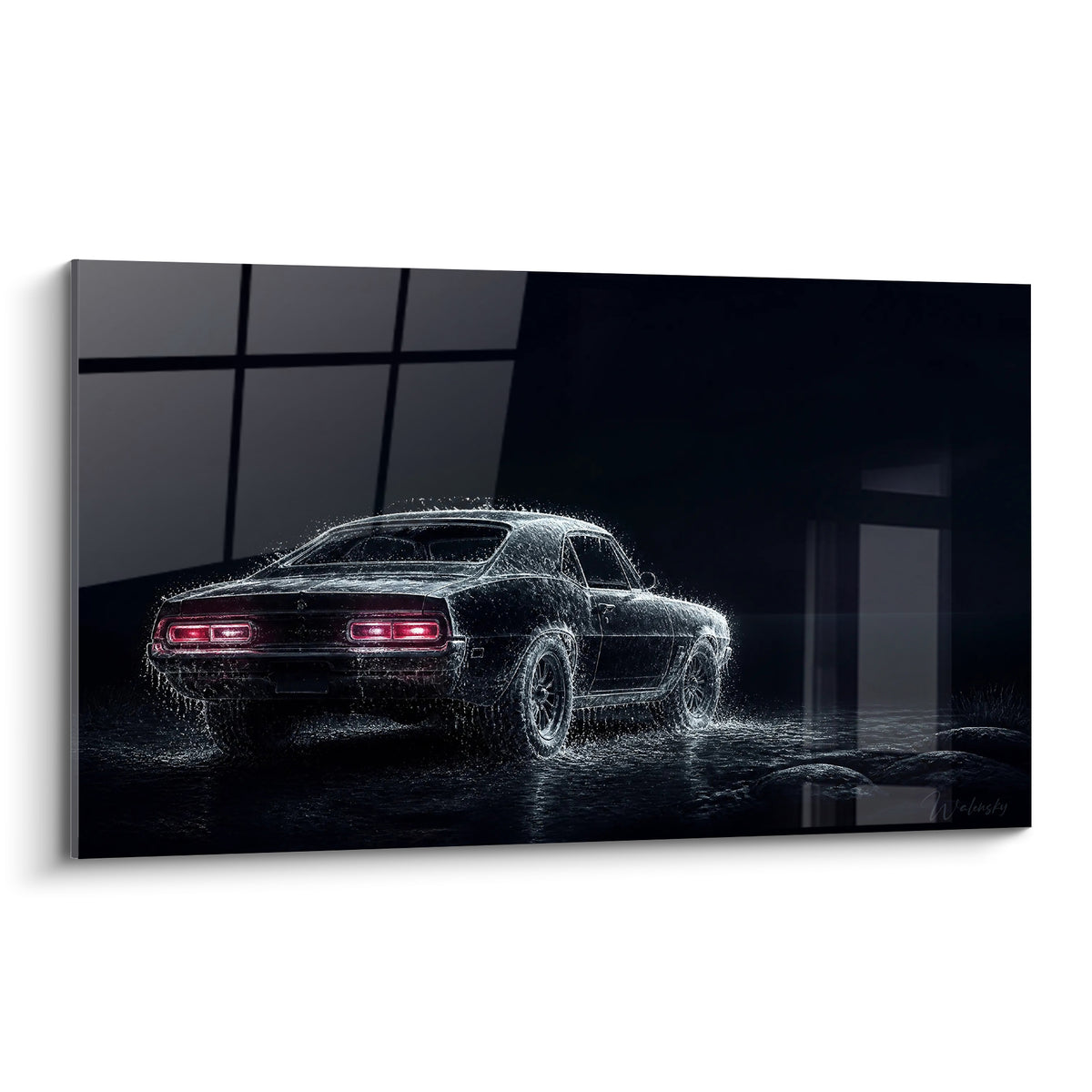 Muscle car noire aux feux rouges intenses, carrosserie sculptée par des éclaboussures d'eau argentées