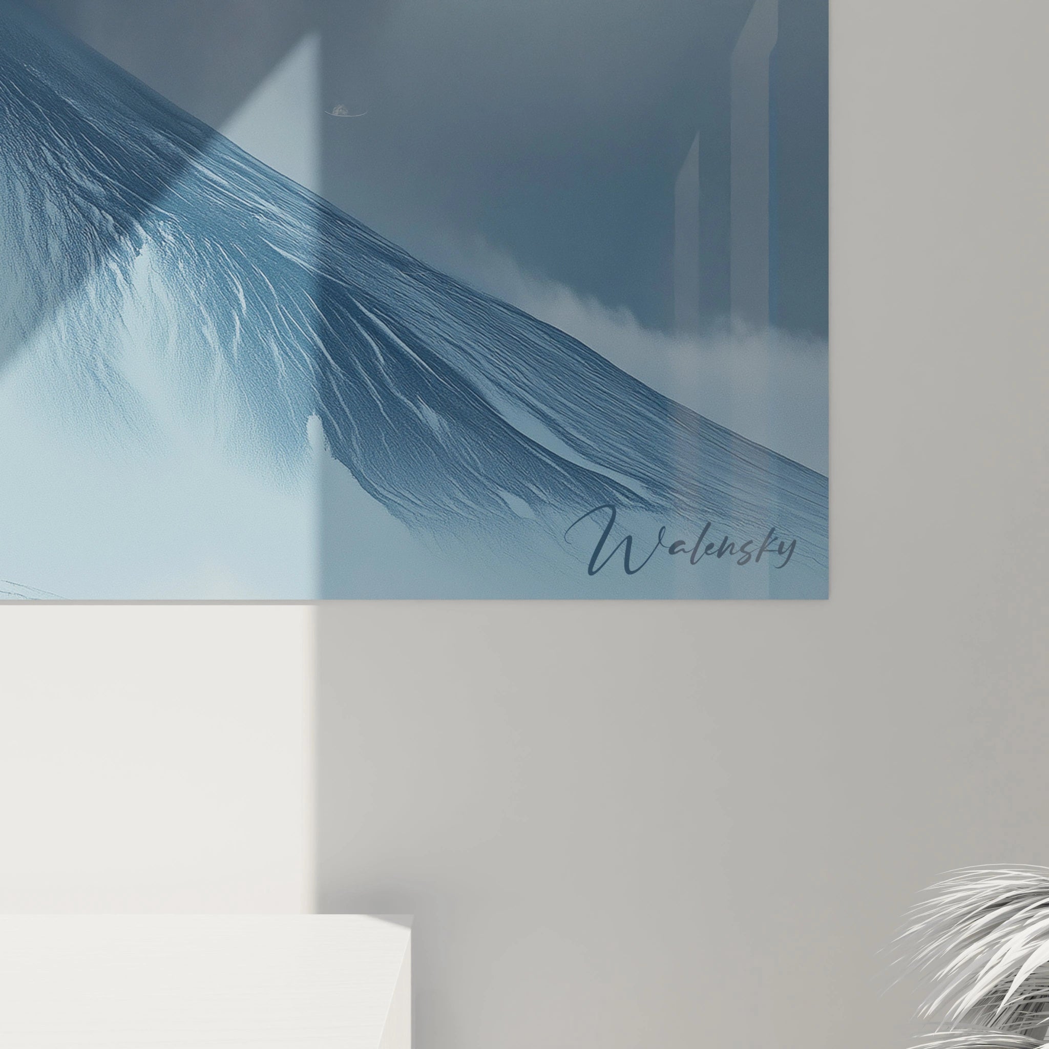 Un tableau paysage représentant une éruption volcanique, avec une explosion de fumée et des terrains fracturés. Les couleurs majeures sont le noir, le blanc et le bleu, avec un contraste entre opacité et fluidité.