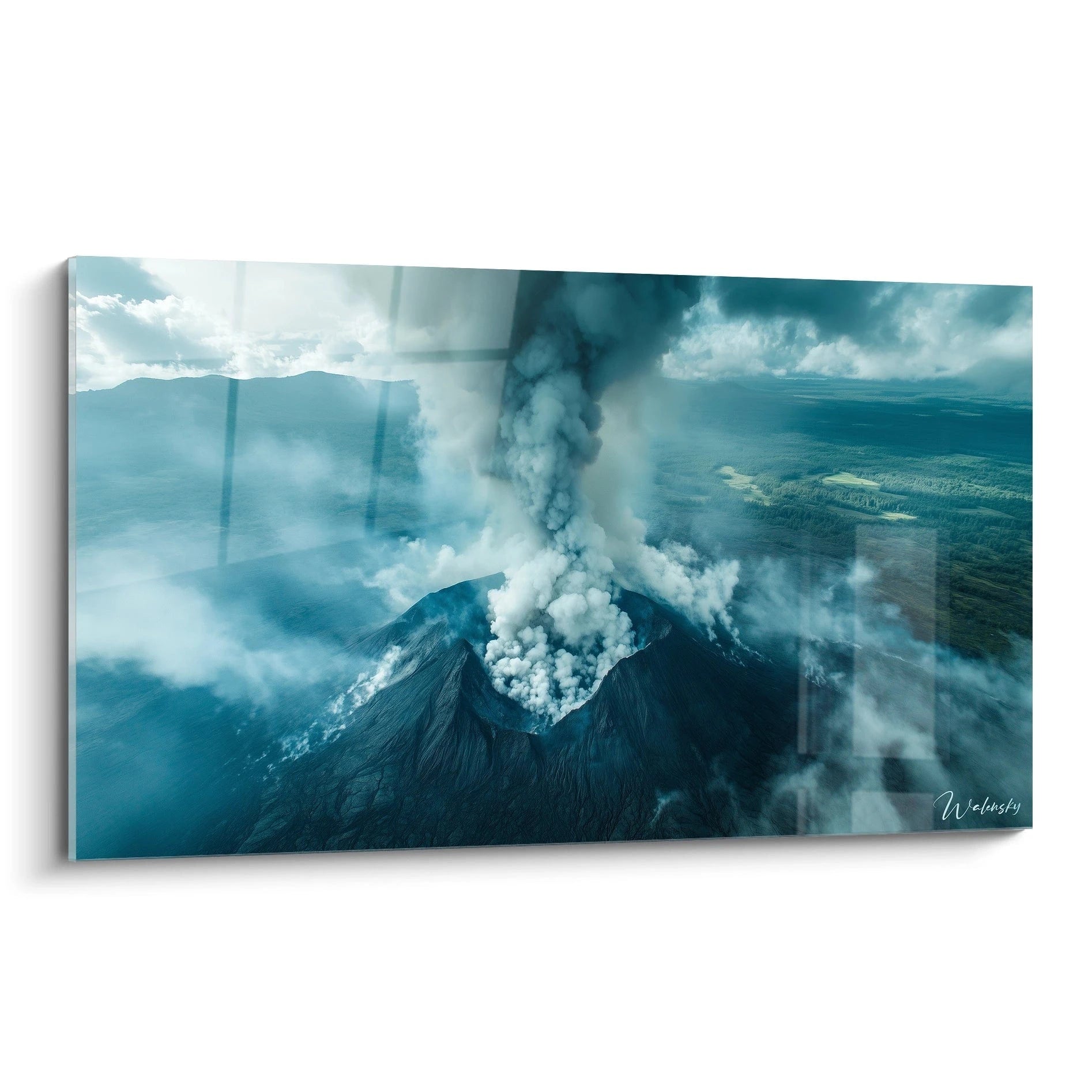 Un tableau paysage montrant un volcan en éruption, avec une colonne de fumée dense. Les teintes dominantes sont le noir, le blanc et le bleu. Les textures contrastent entre reliefs rocheux et nuages diffus.