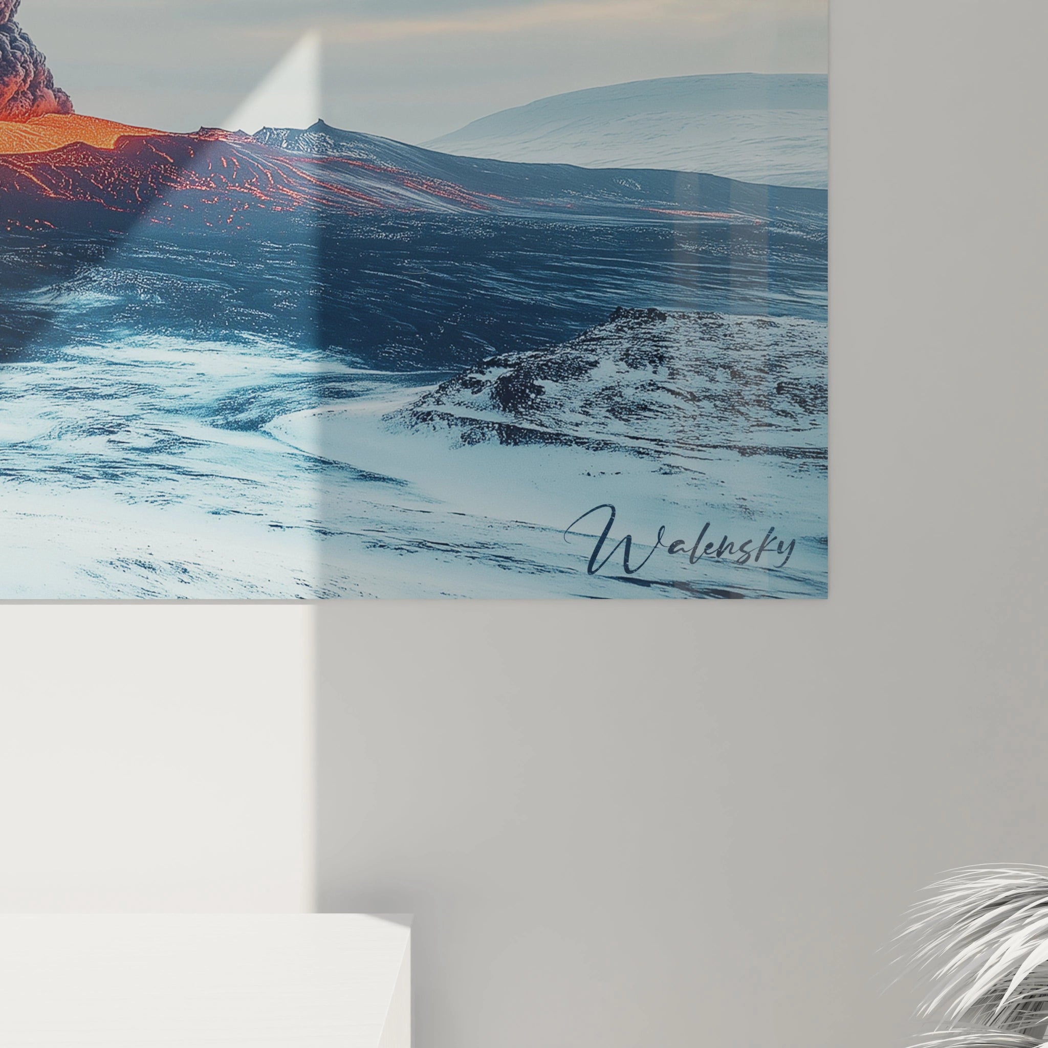 Un tableau paysage mettant en scĂšne une explosion volcanique, avec une coulĂ©e de lave rouge intense, une fumĂ©e noire sâĂ©levant dans un ciel bleu-gris et un contraste marquĂ© avec les montagnes blanches.