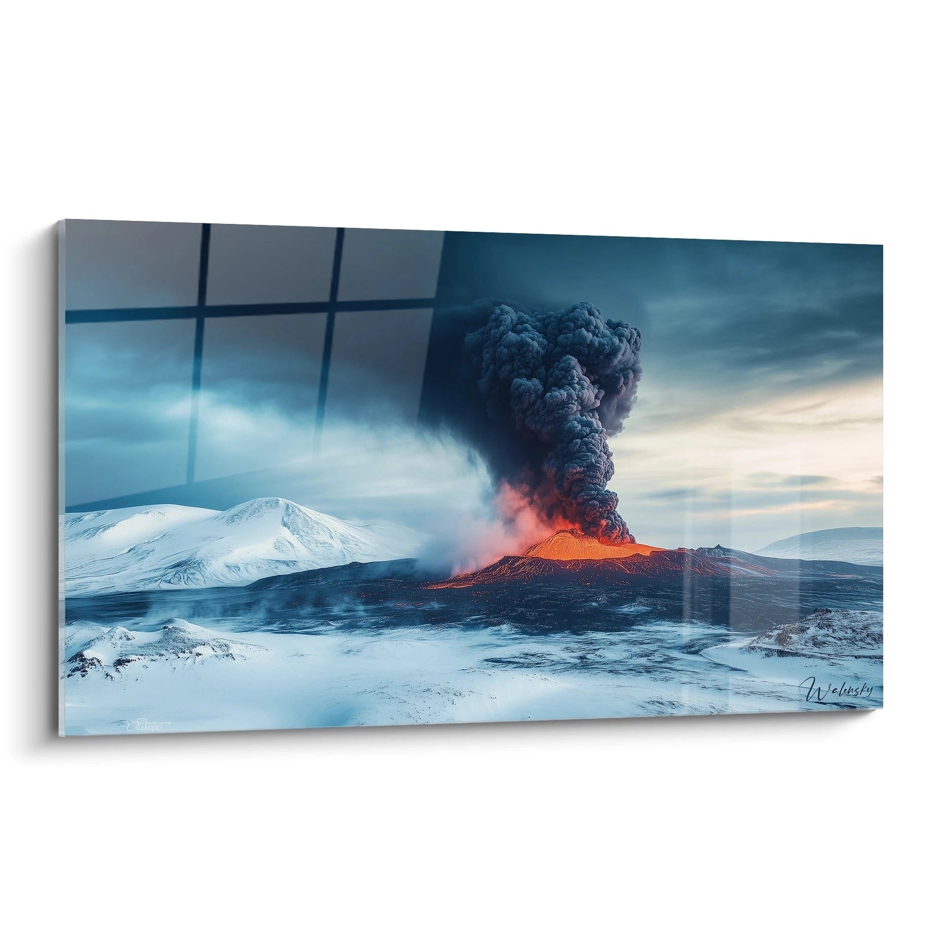 Un tableau paysage représentant un volcan en éruption, avec de la lave rouge-orange, une épaisse fumée noire et un sol foncé contrastant avec des montagnes enneigées sous un ciel nuageux.