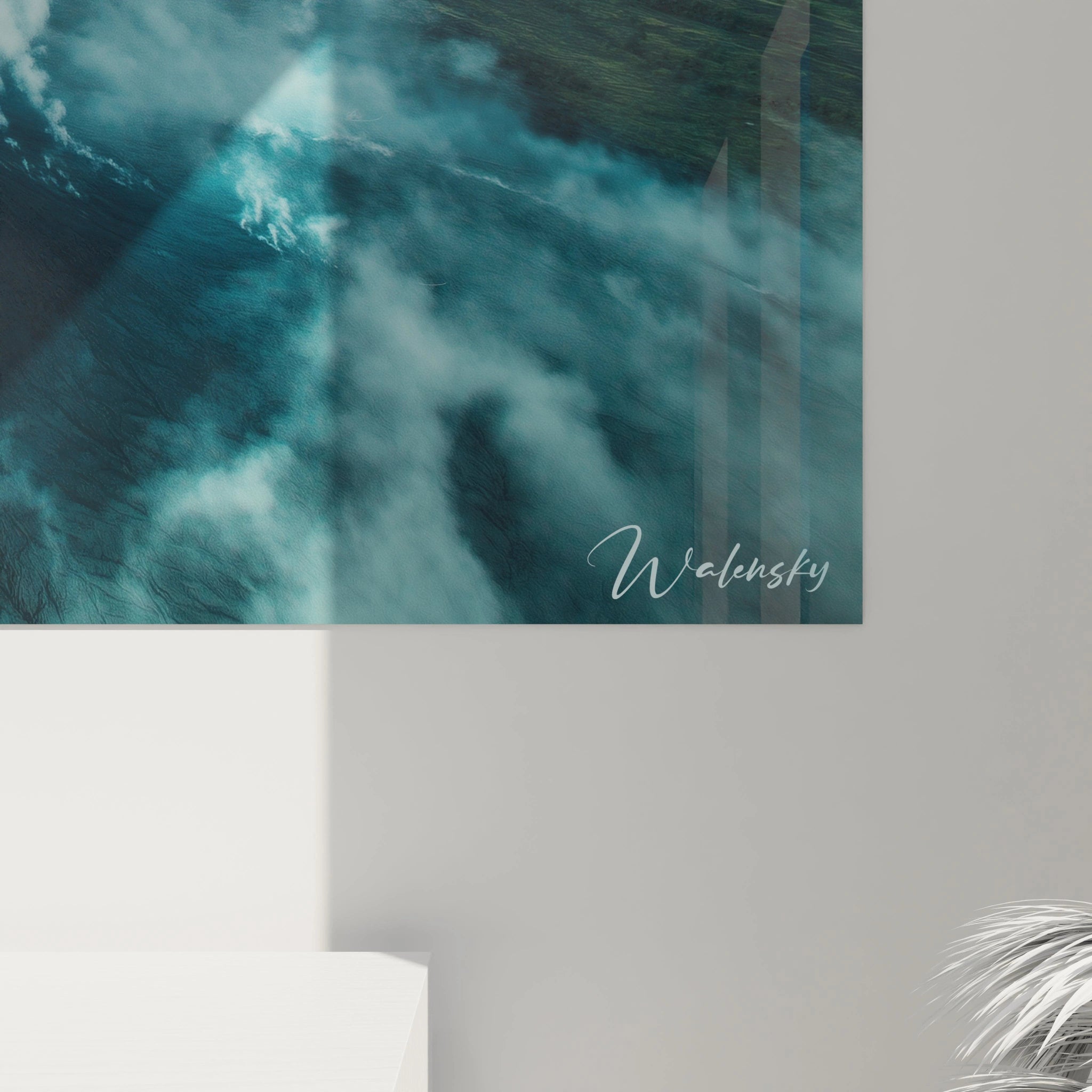 Un tableau paysage capturant une Ă©ruption volcanique, oĂč des cendres sombres se dispersent dans lâair. Les teintes dominantes sont le blanc de la neige, le gris de la fumĂ©e et le bleu du ciel.